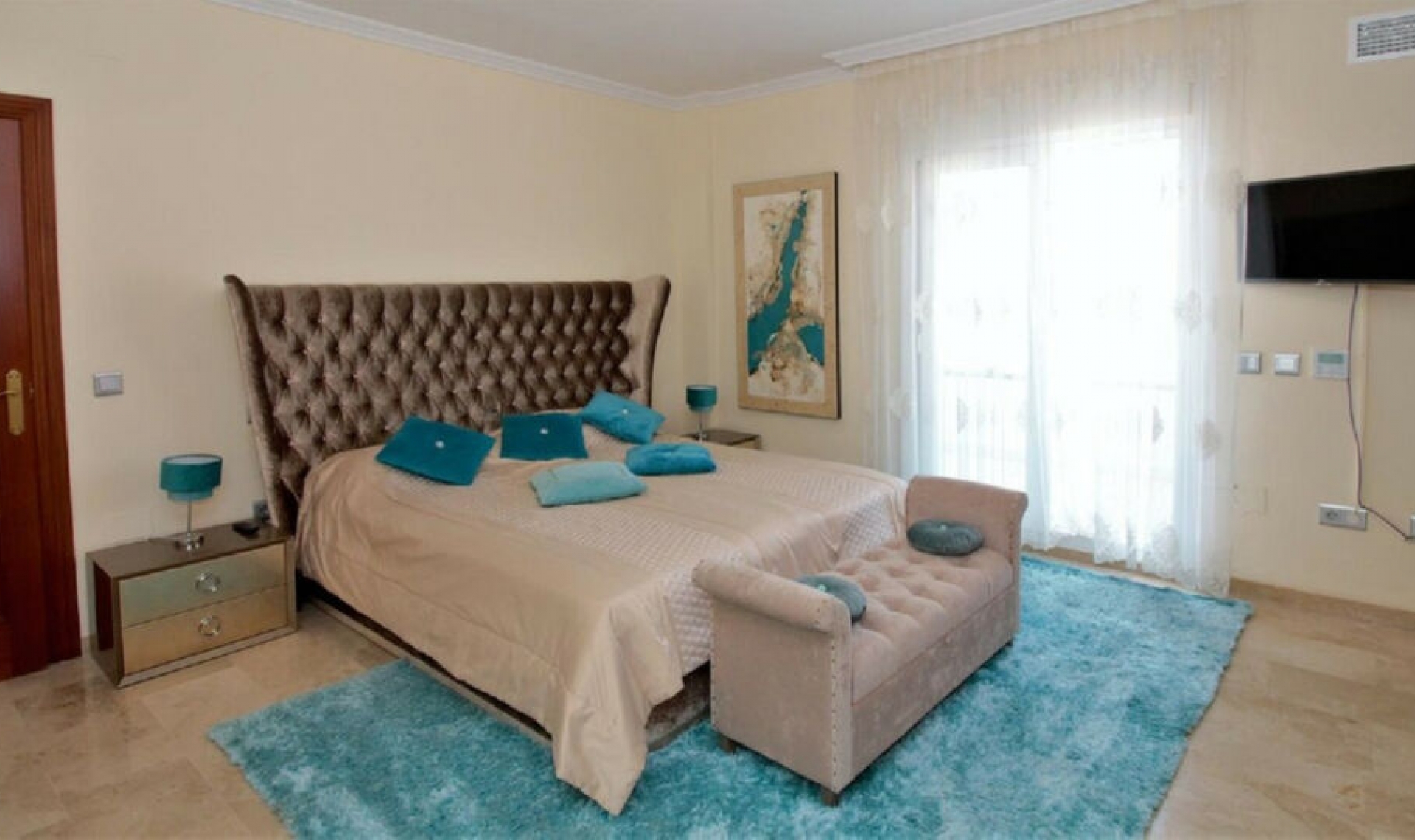 Resale - House -
El Paraiso