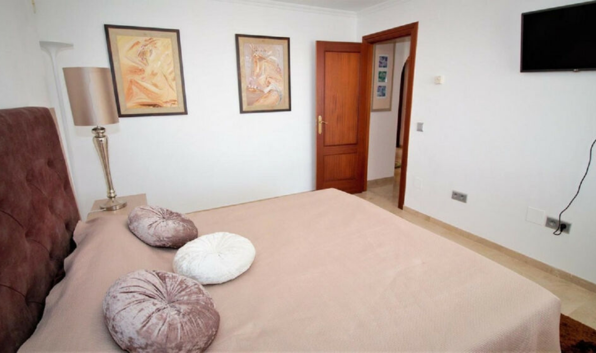 Resale - House -
El Paraiso