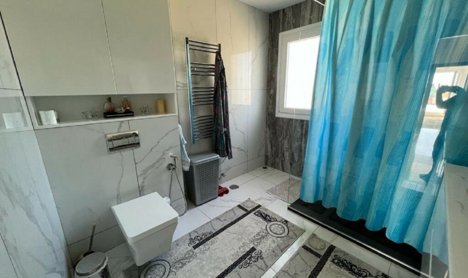 Resale - House -
El Paraiso