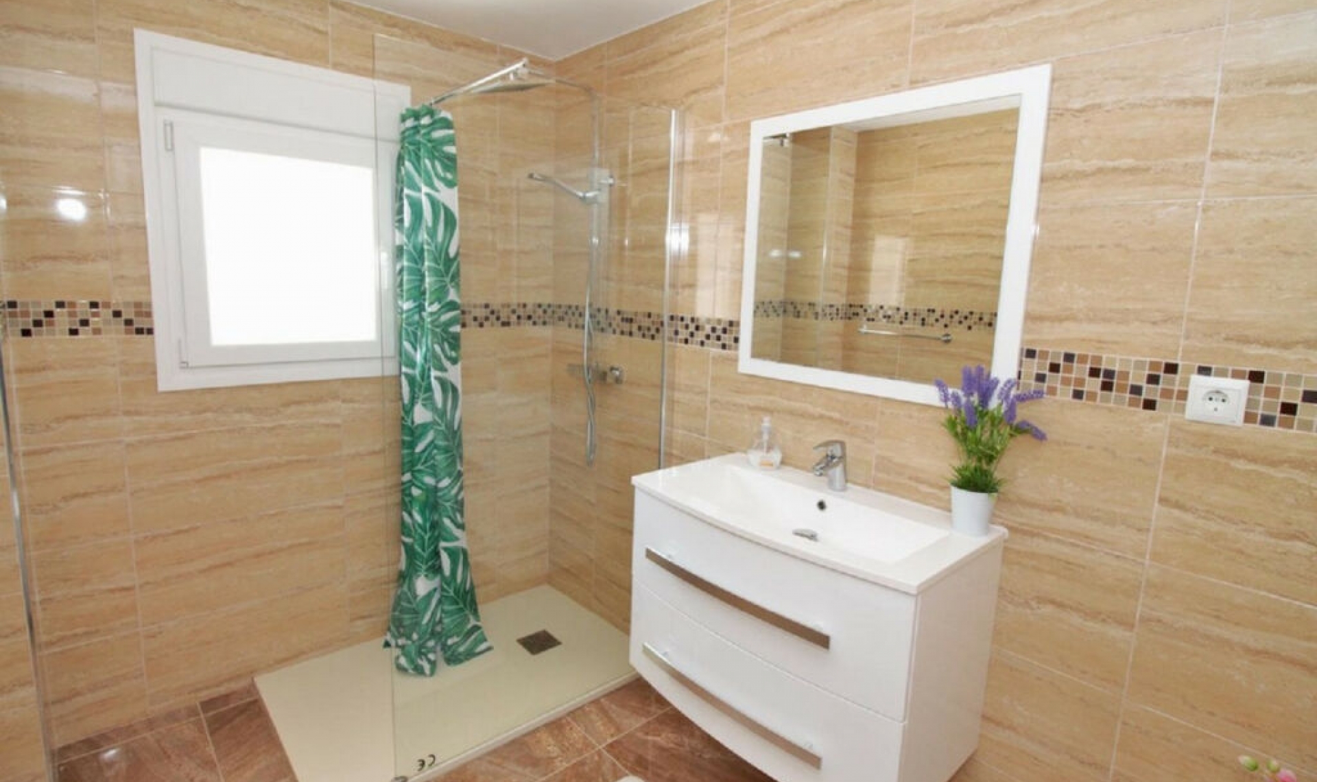 Resale - House -
El Paraiso