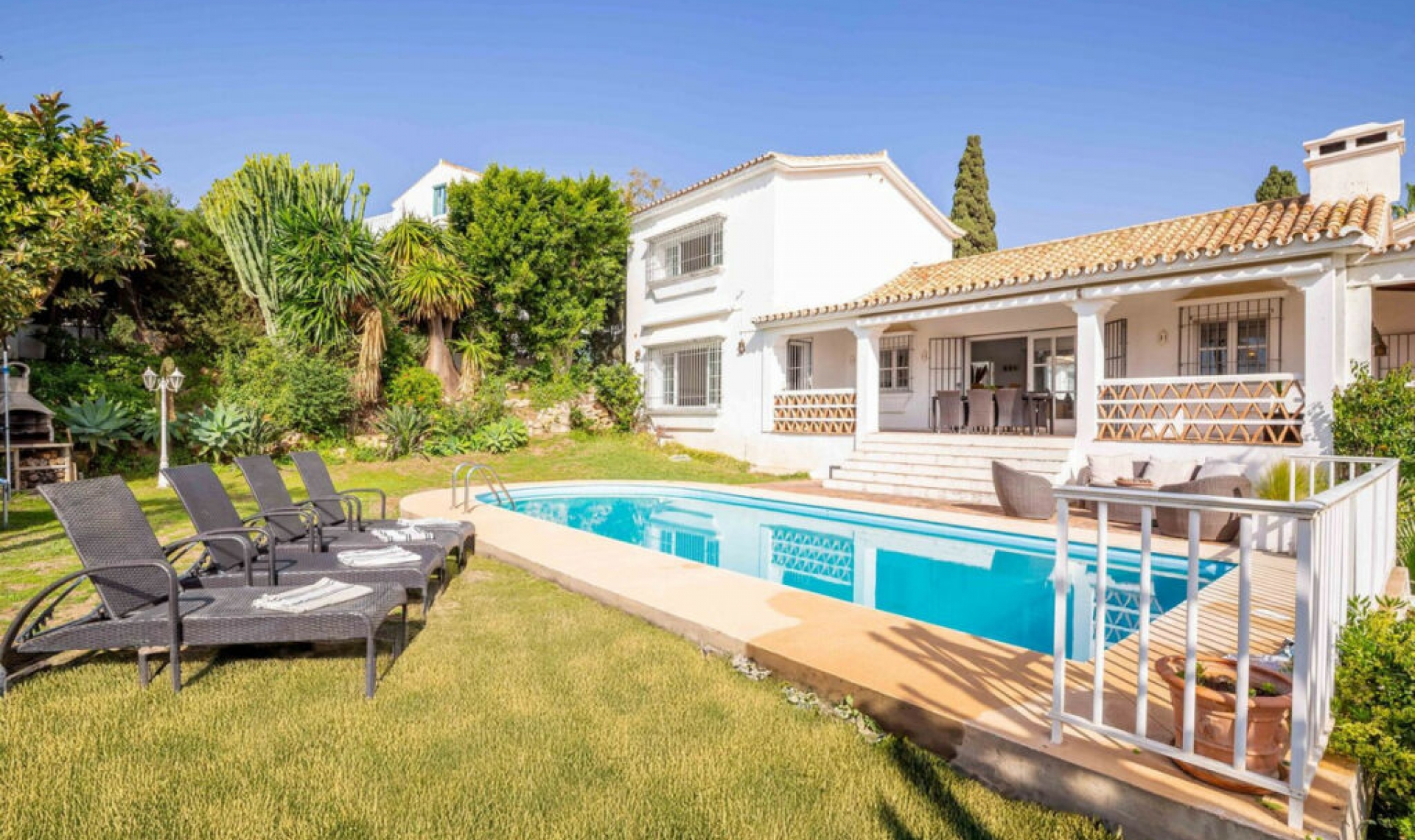 Resale - House -
El Paraiso