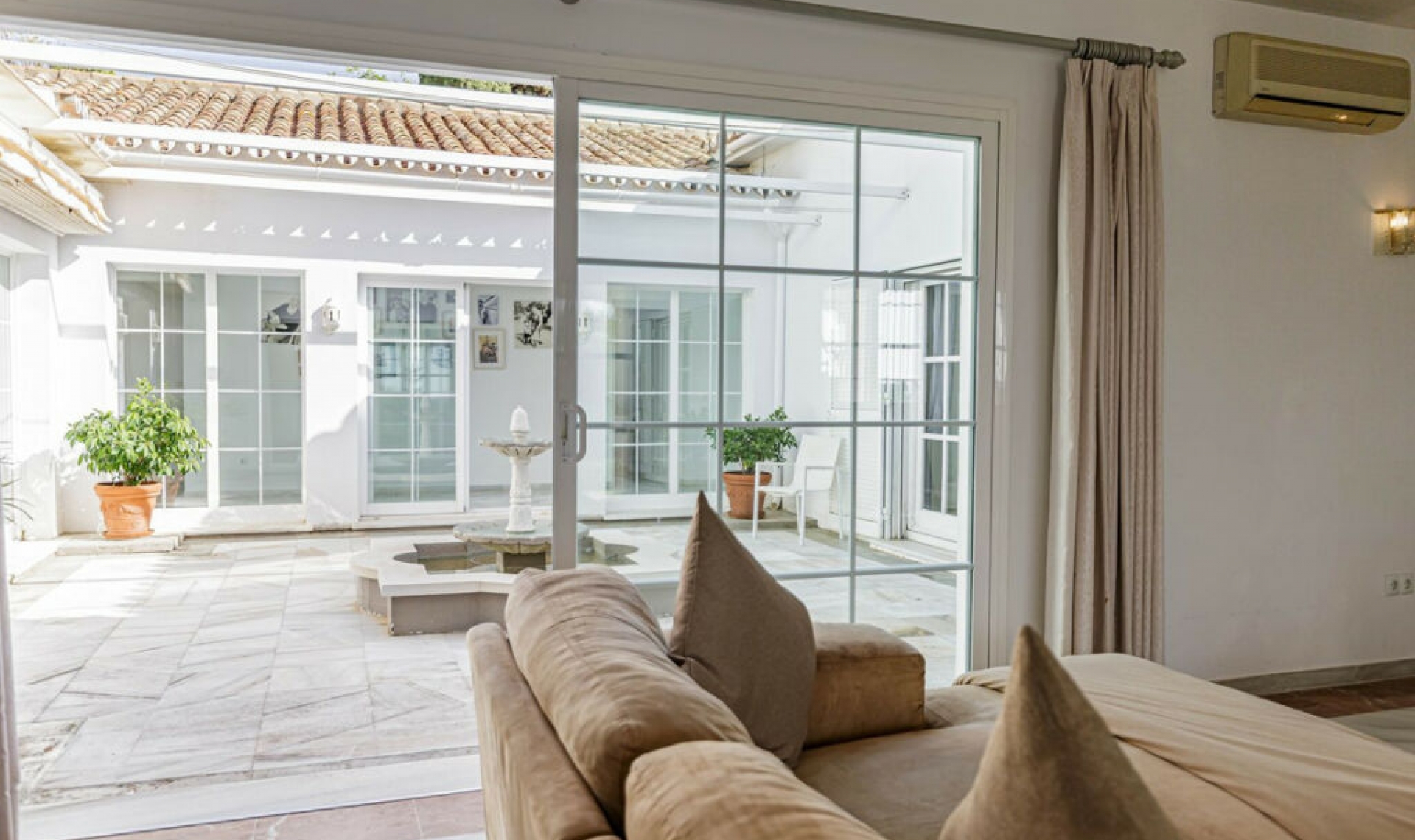 Resale - House -
El Paraiso