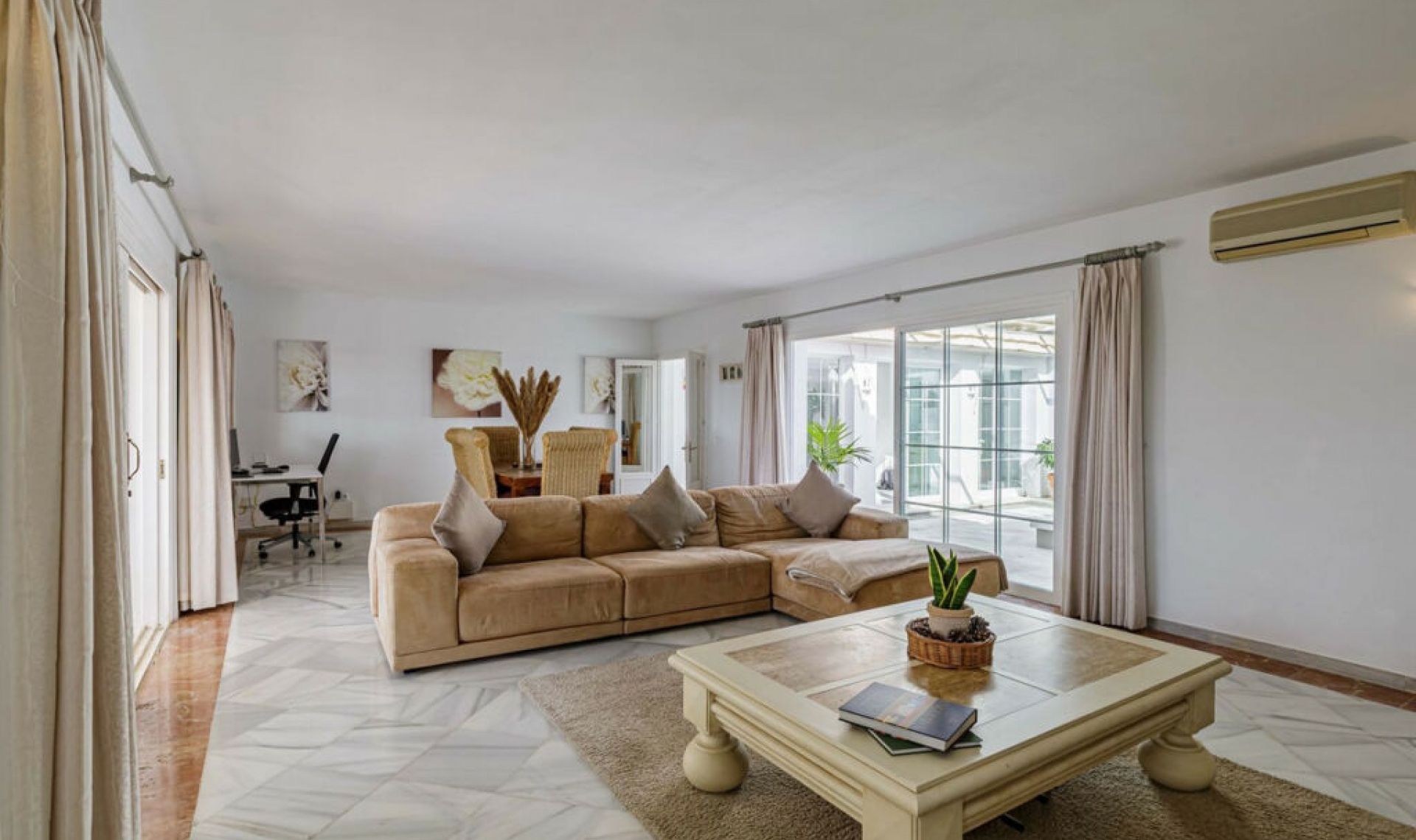Resale - House -
El Paraiso