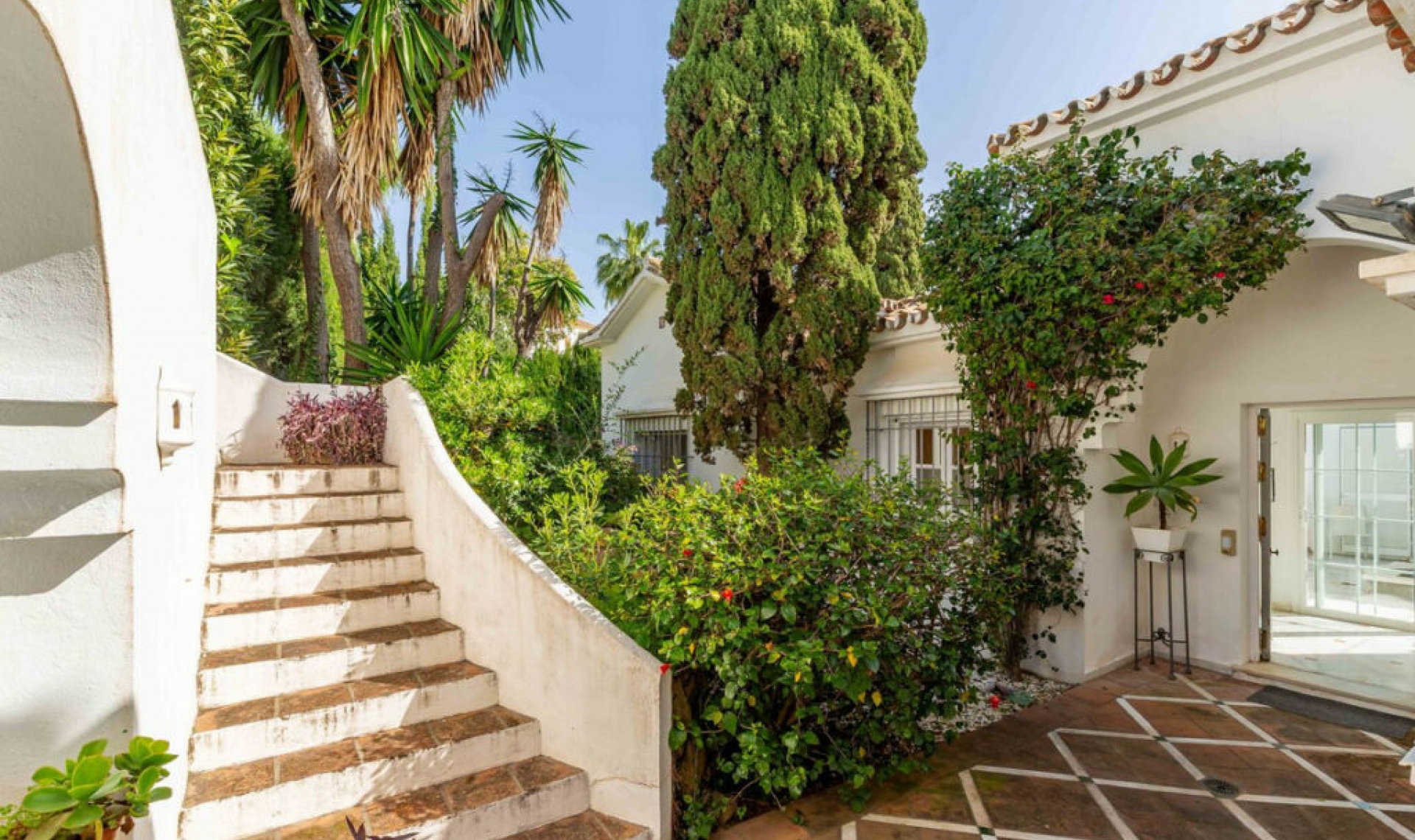 Resale - House -
El Paraiso
