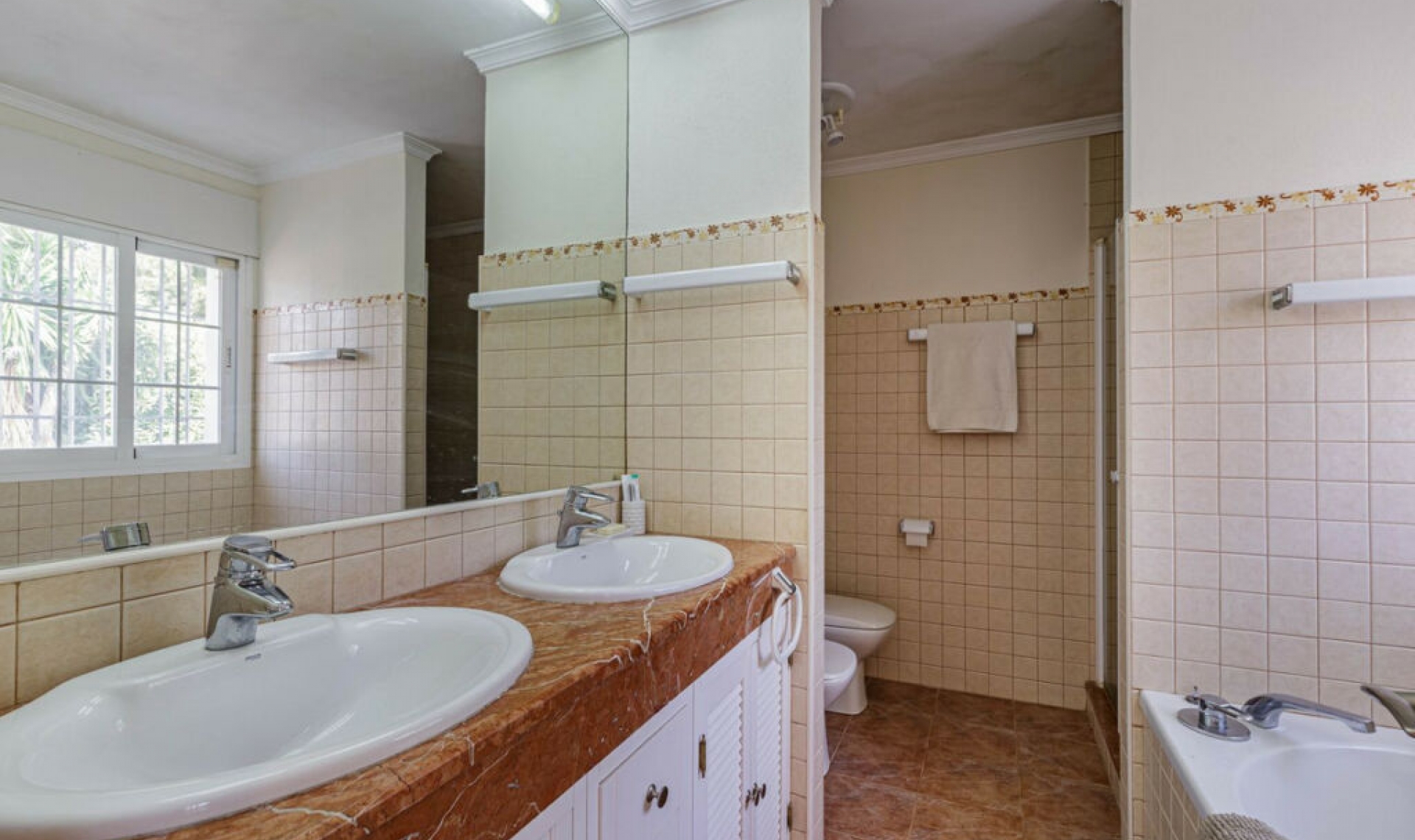 Resale - House -
El Paraiso