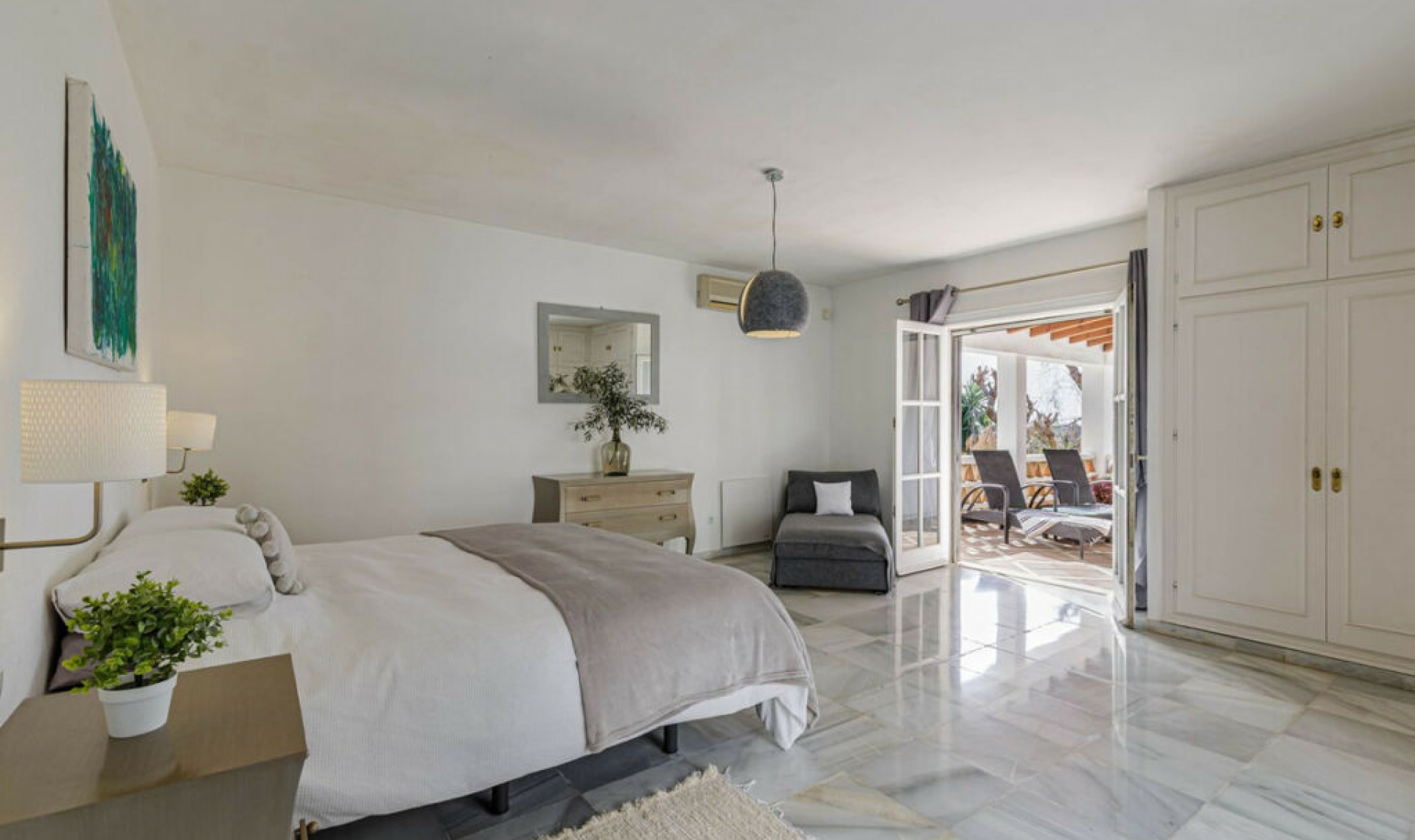 Resale - House -
El Paraiso