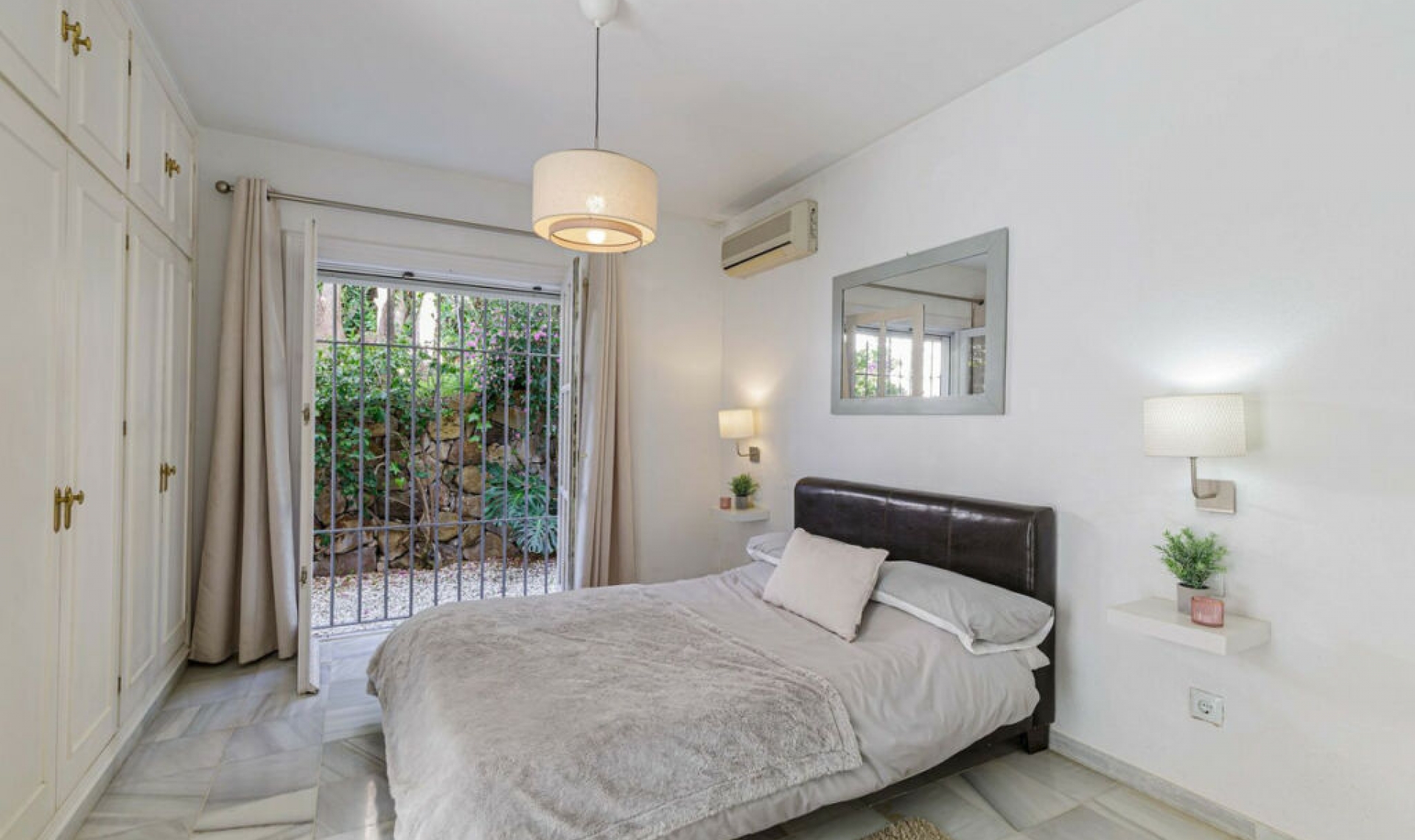 Resale - House -
El Paraiso