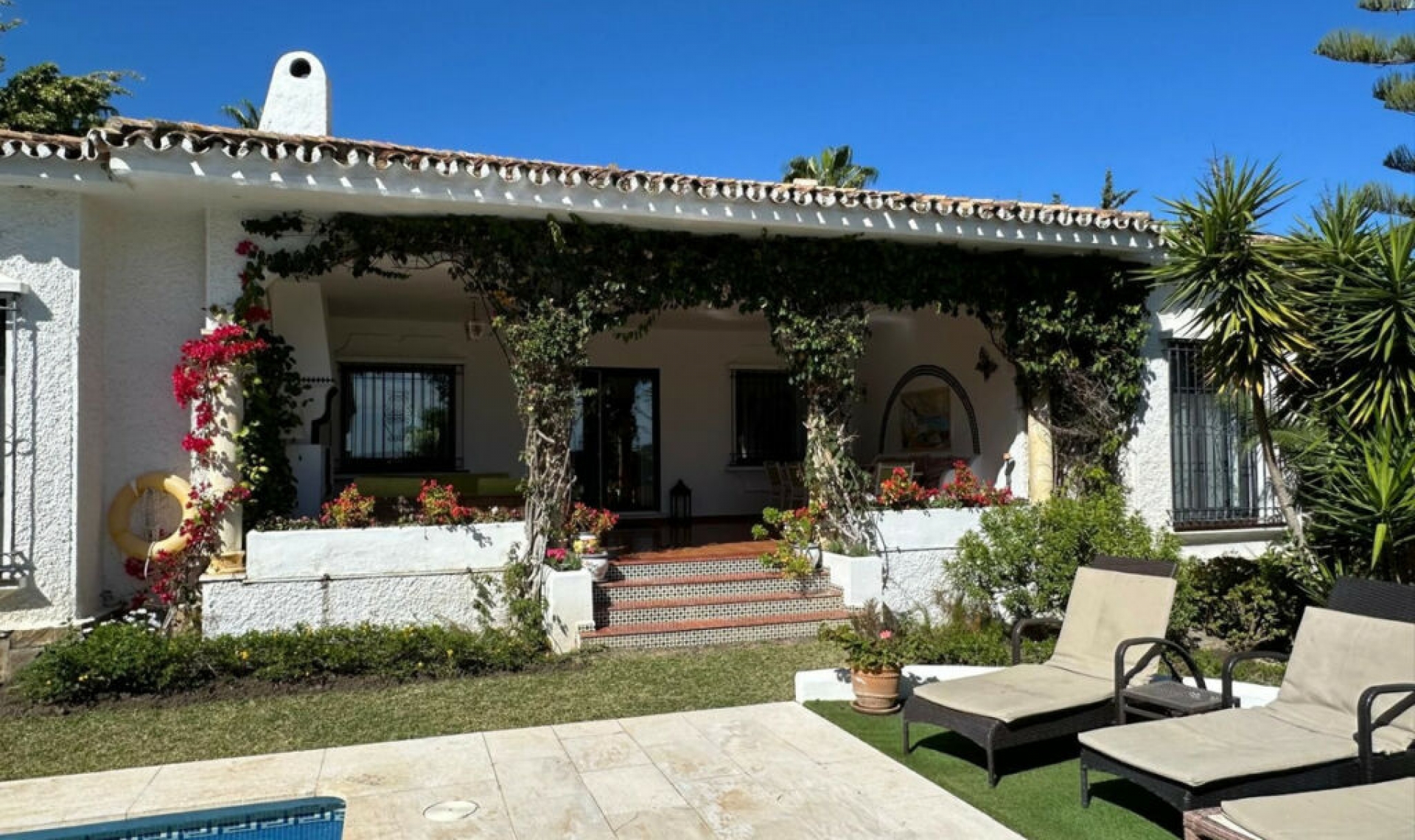Resale - House -
El Paraiso