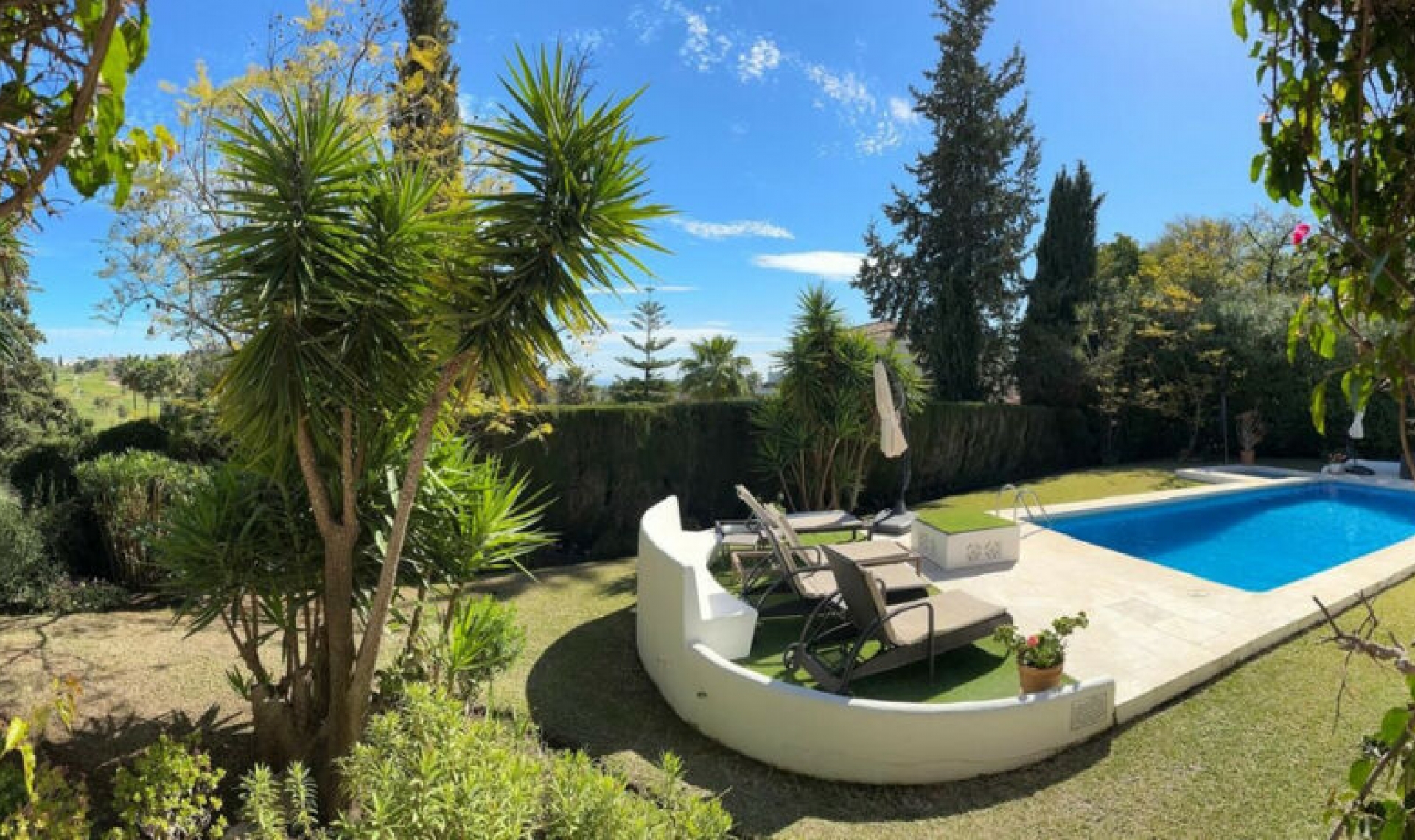 Resale - House -
El Paraiso
