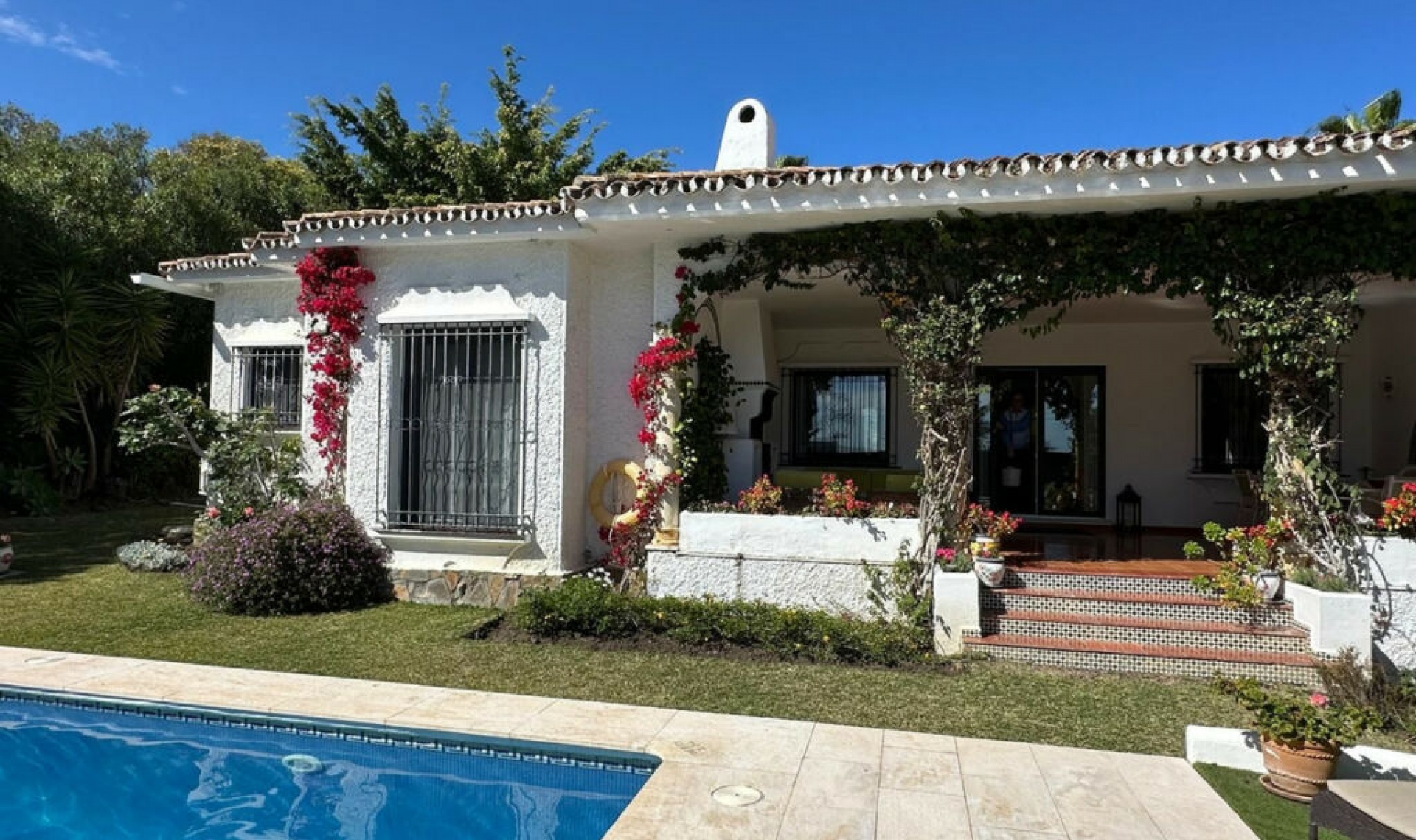 Resale - House -
El Paraiso