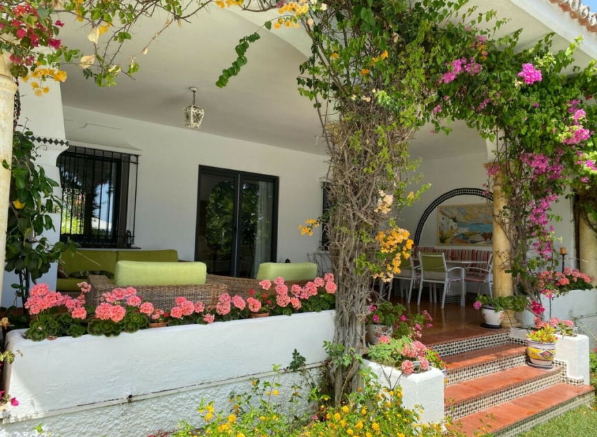 Resale - House -
El Paraiso