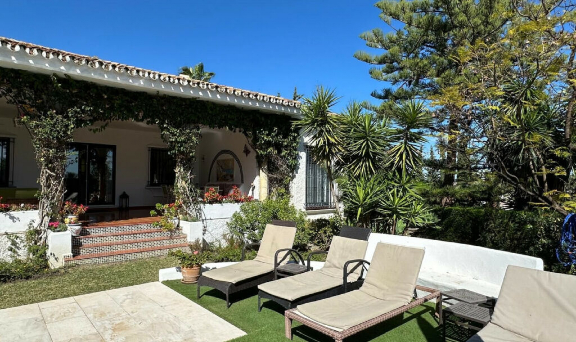 Resale - House -
El Paraiso