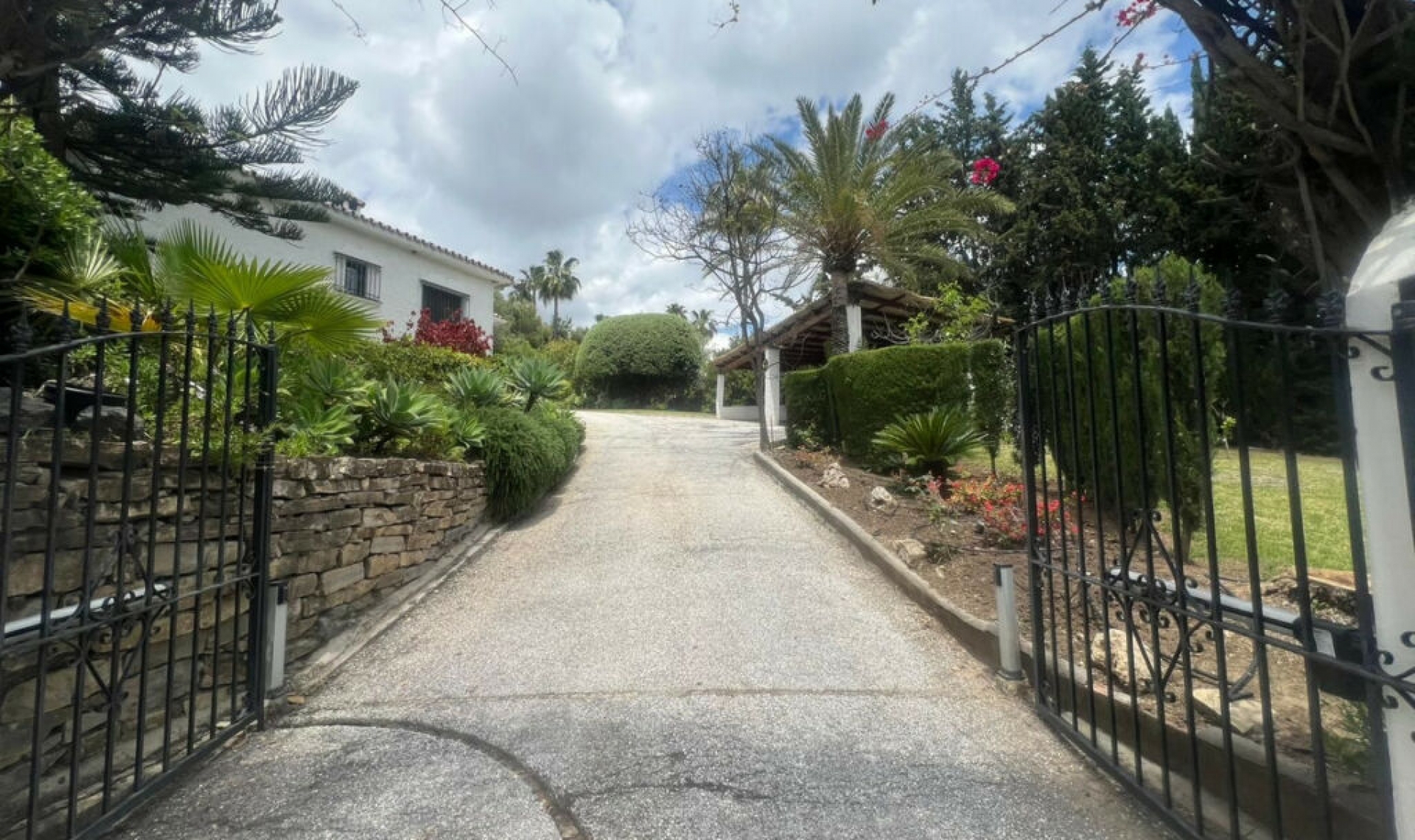 Resale - House -
El Paraiso