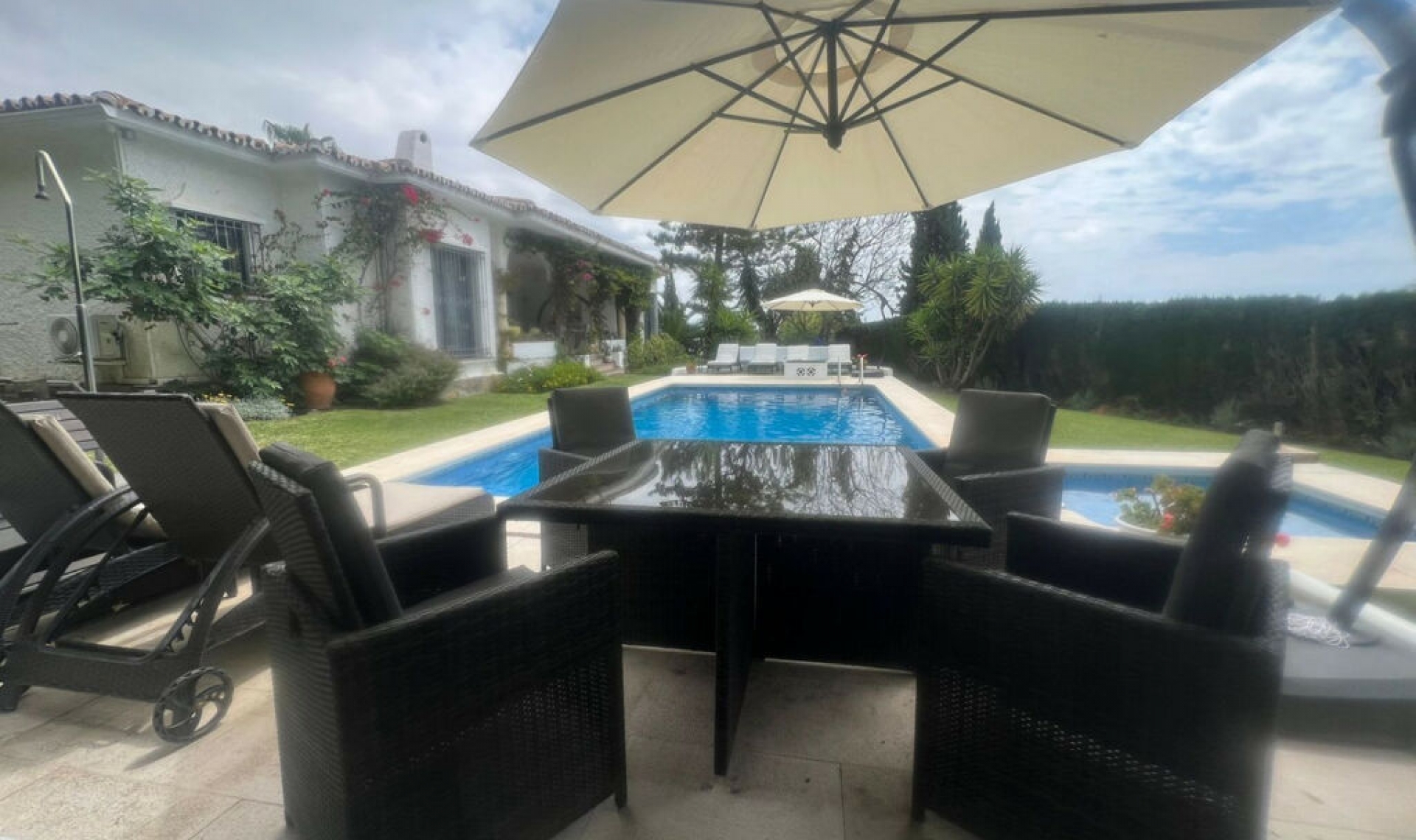 Resale - House -
El Paraiso