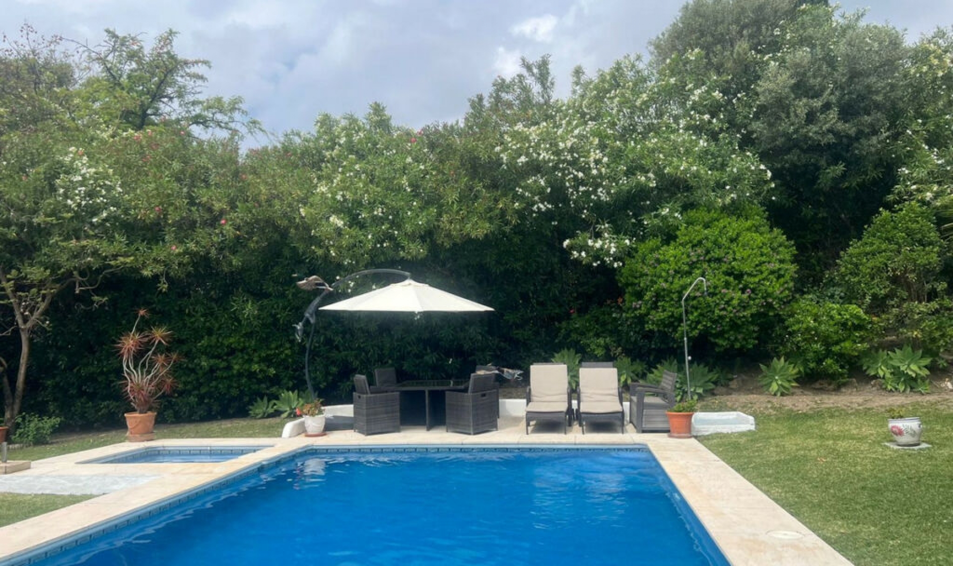 Resale - House -
El Paraiso