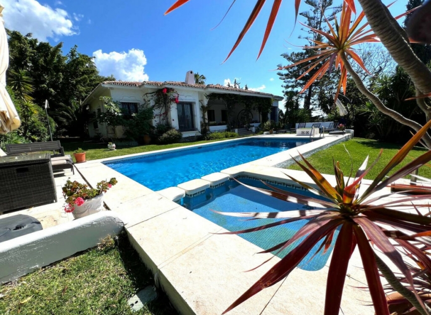 Resale - House -
El Paraiso