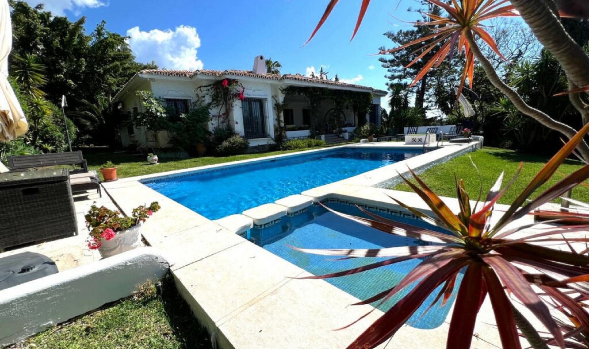 Resale - House -
El Paraiso