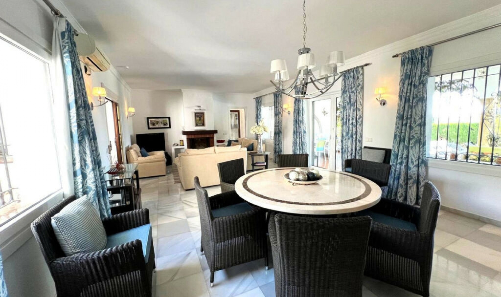 Resale - House -
El Paraiso