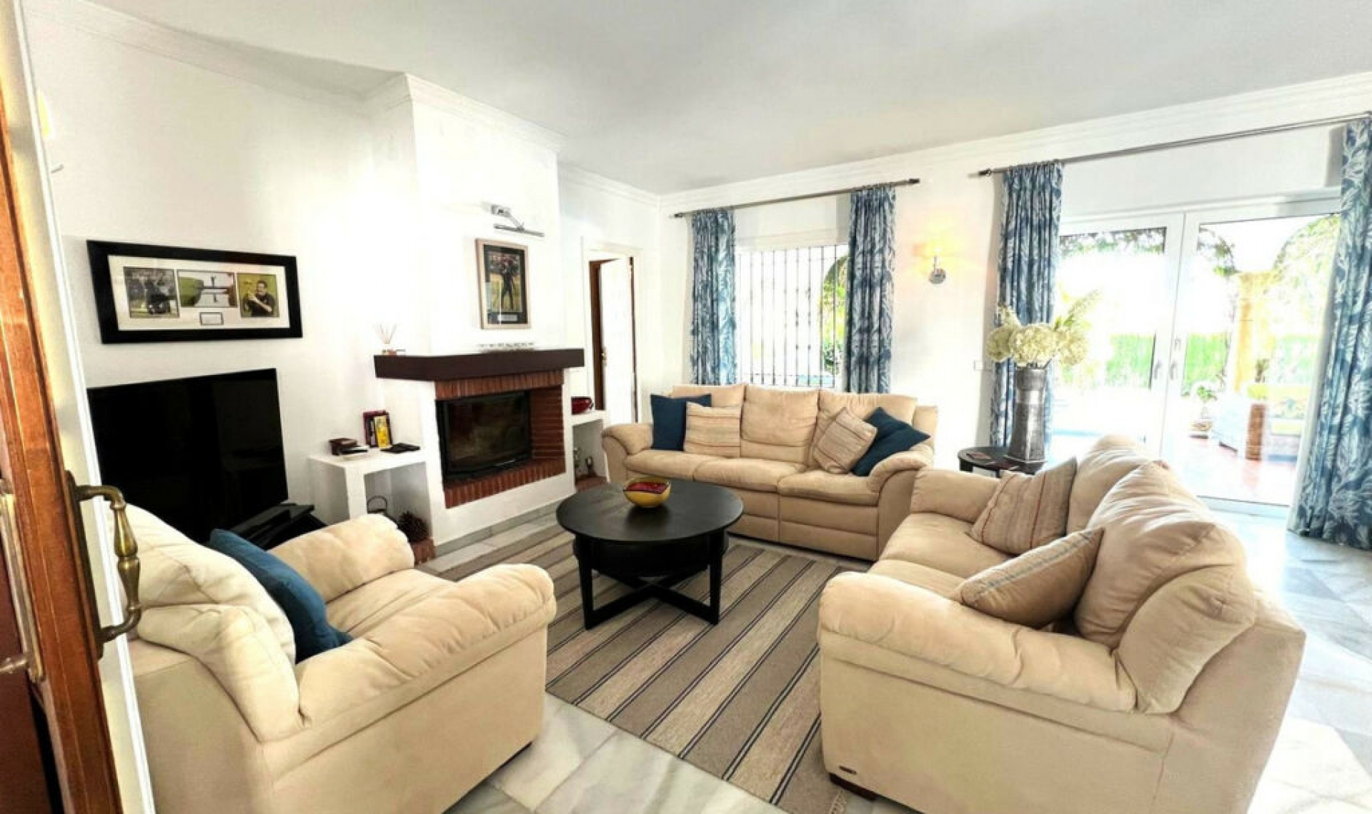 Resale - House -
El Paraiso