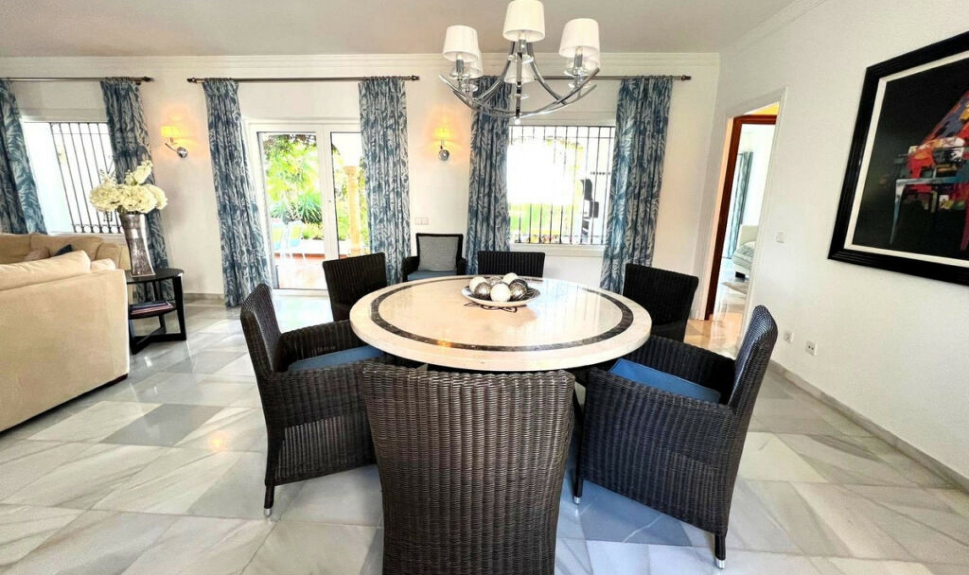 Resale - House -
El Paraiso