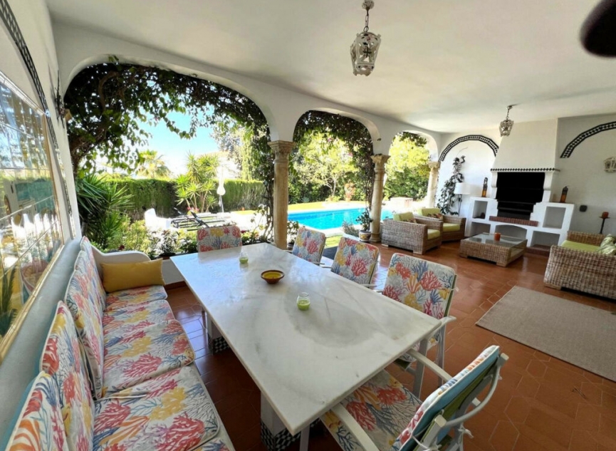 Resale - House -
El Paraiso
