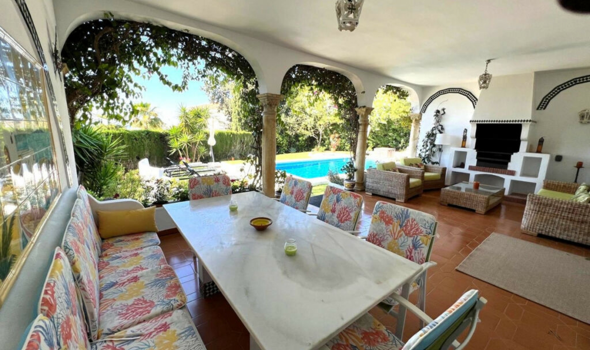 Resale - House -
El Paraiso