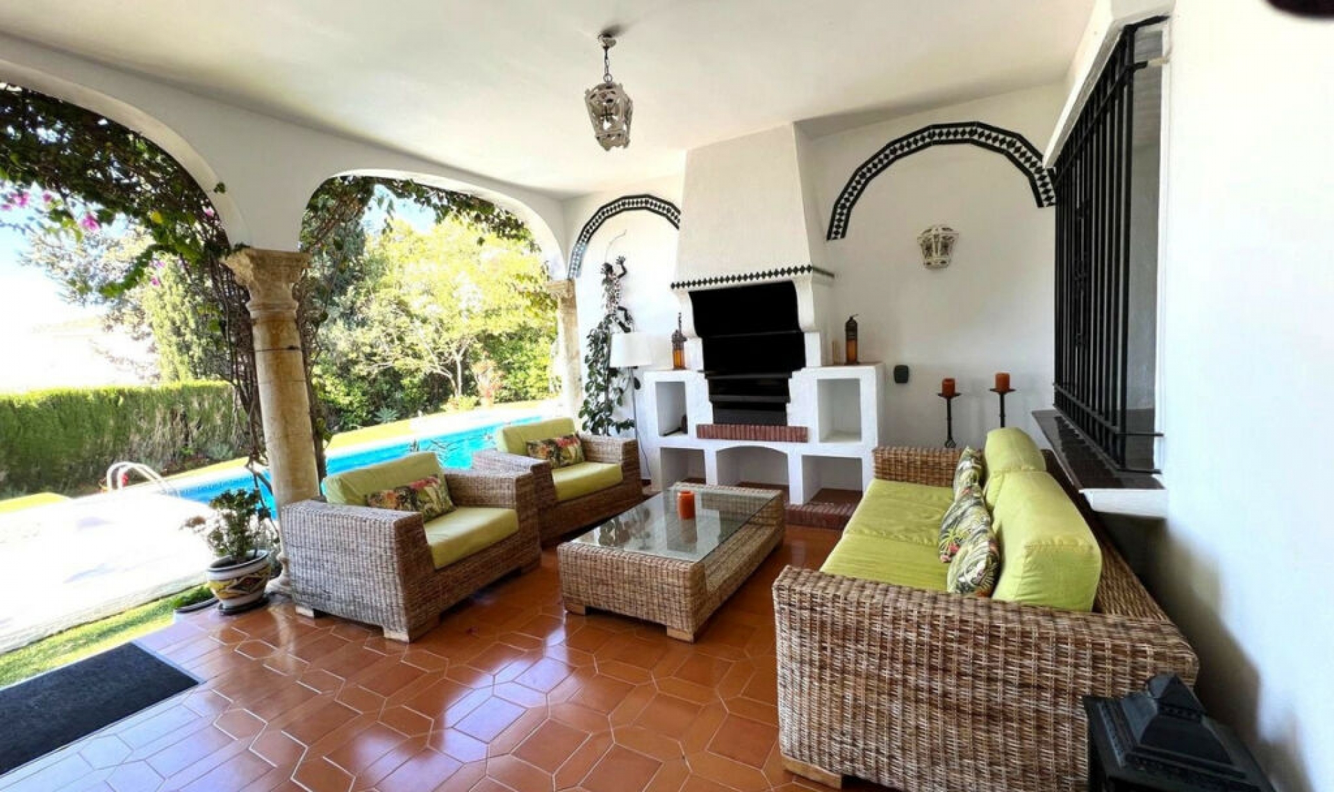 Resale - House -
El Paraiso