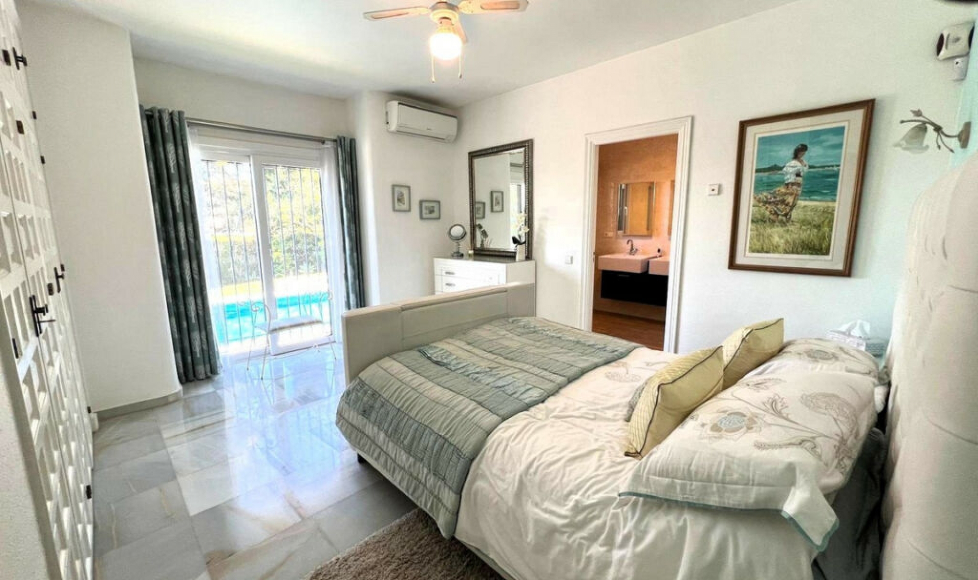 Resale - House -
El Paraiso
