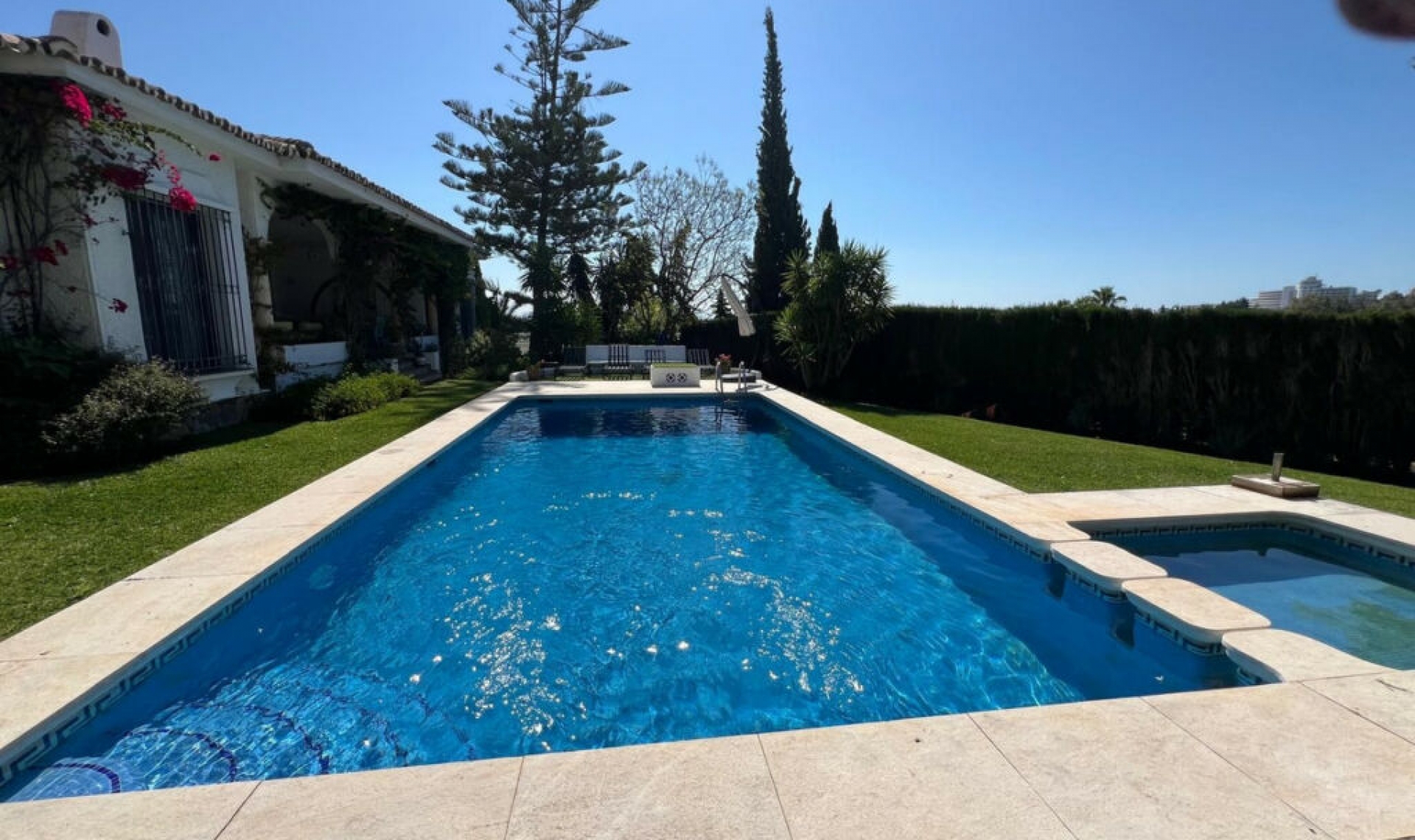 Resale - House -
El Paraiso