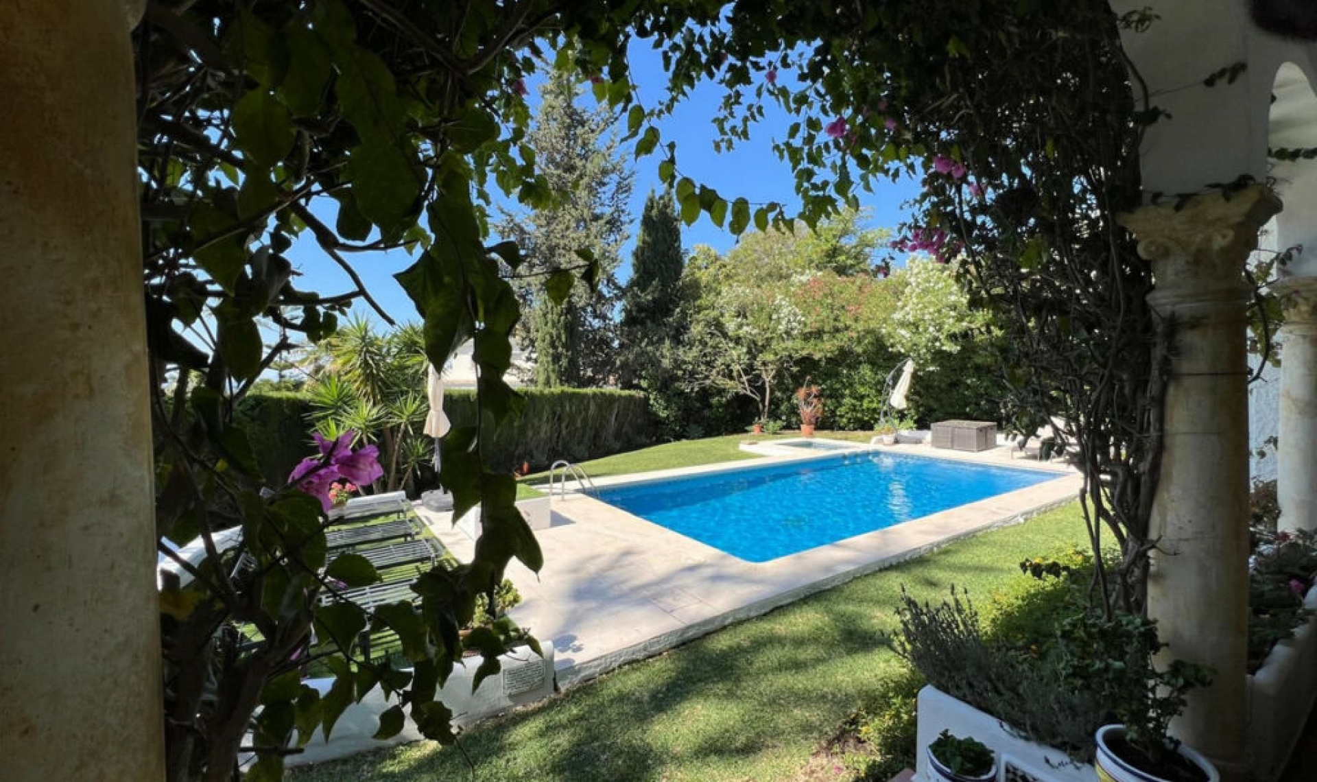 Resale - House -
El Paraiso