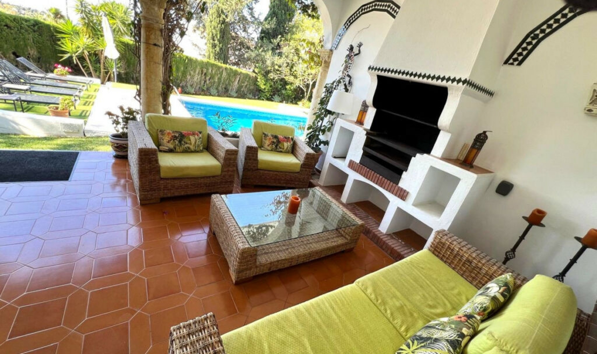 Resale - House -
El Paraiso