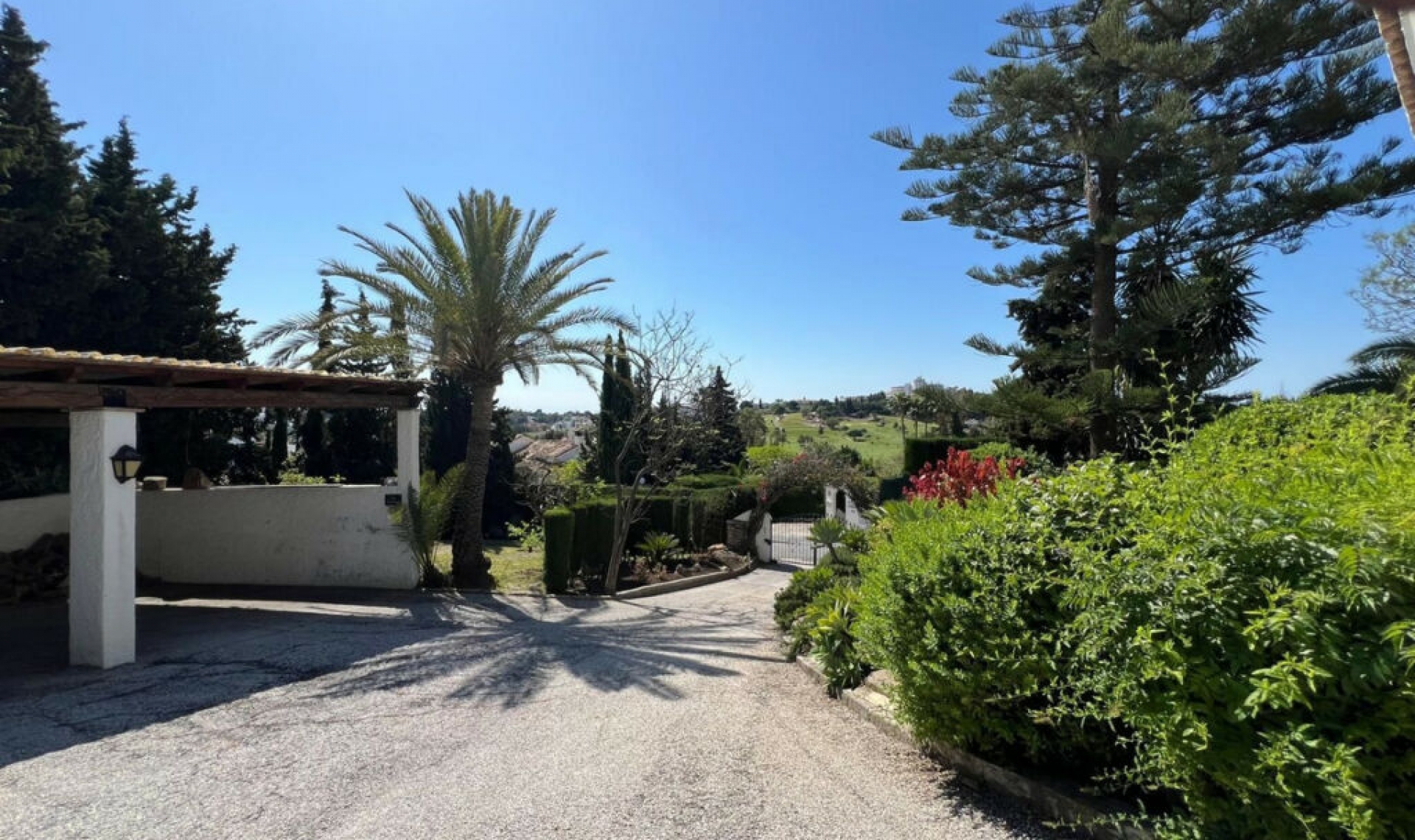 Resale - House -
El Paraiso