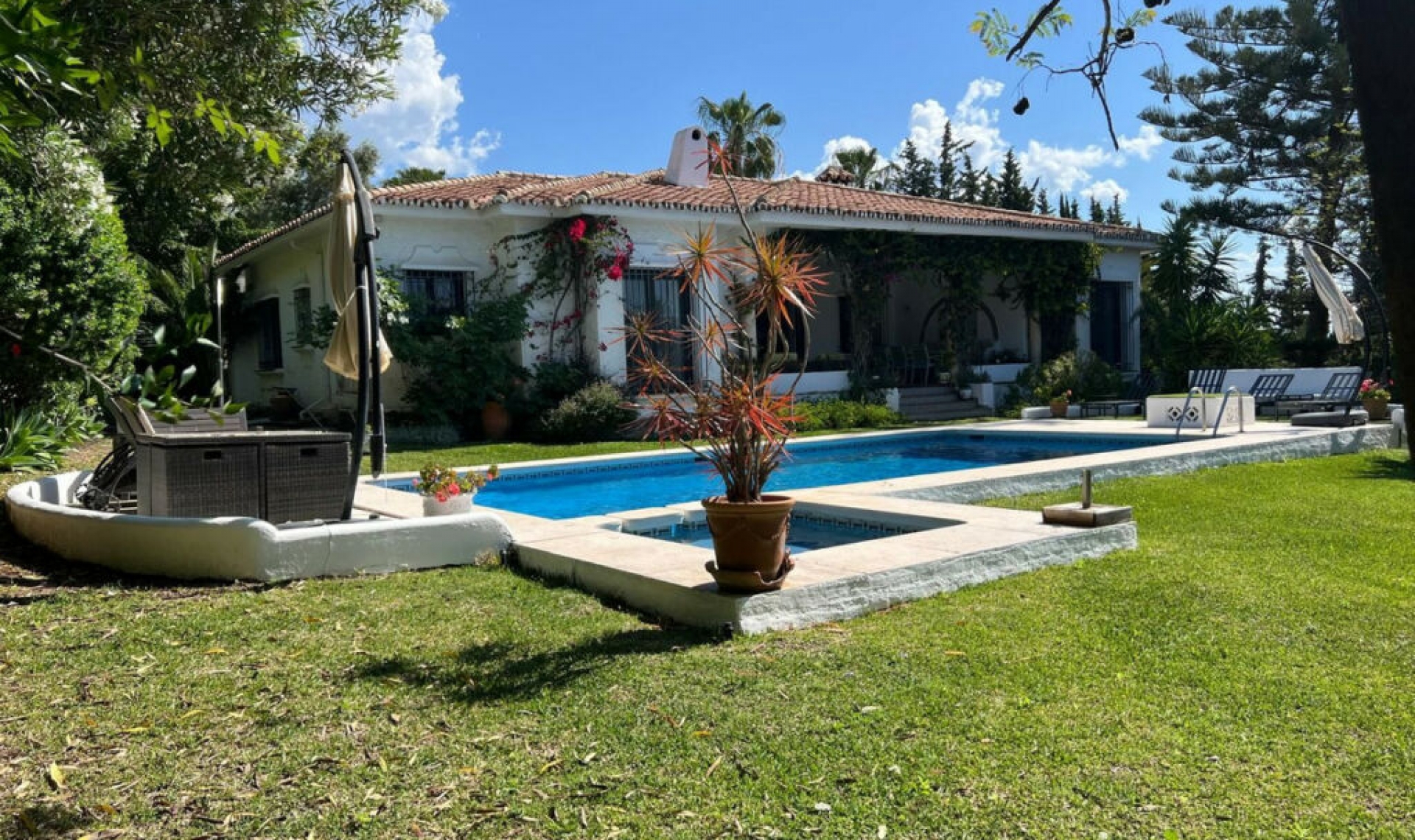 Resale - House -
El Paraiso