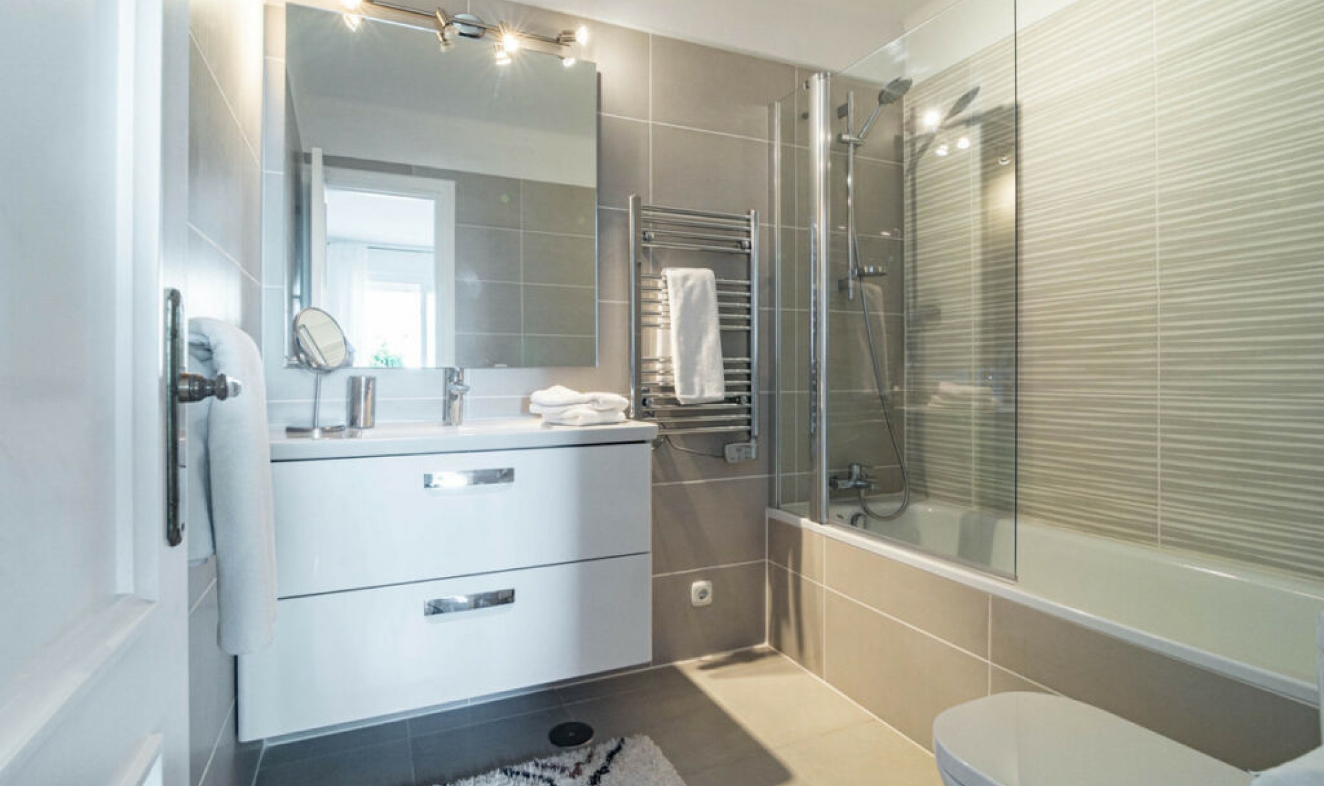 Resale - House -
El Paraiso