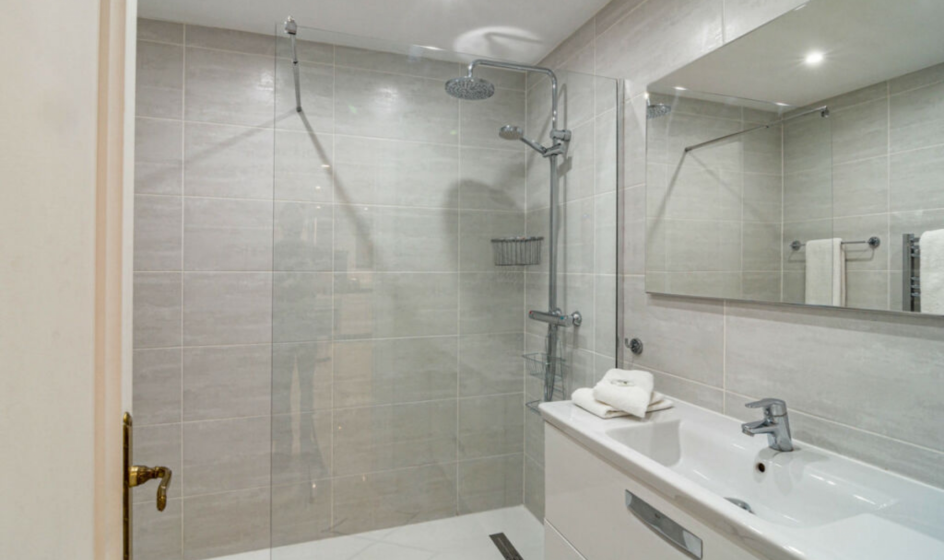 Resale - House -
El Paraiso