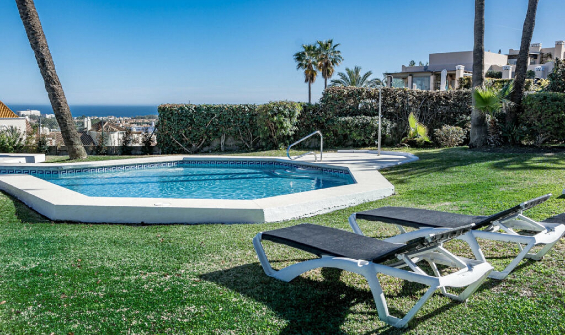 Resale - House -
El Paraiso