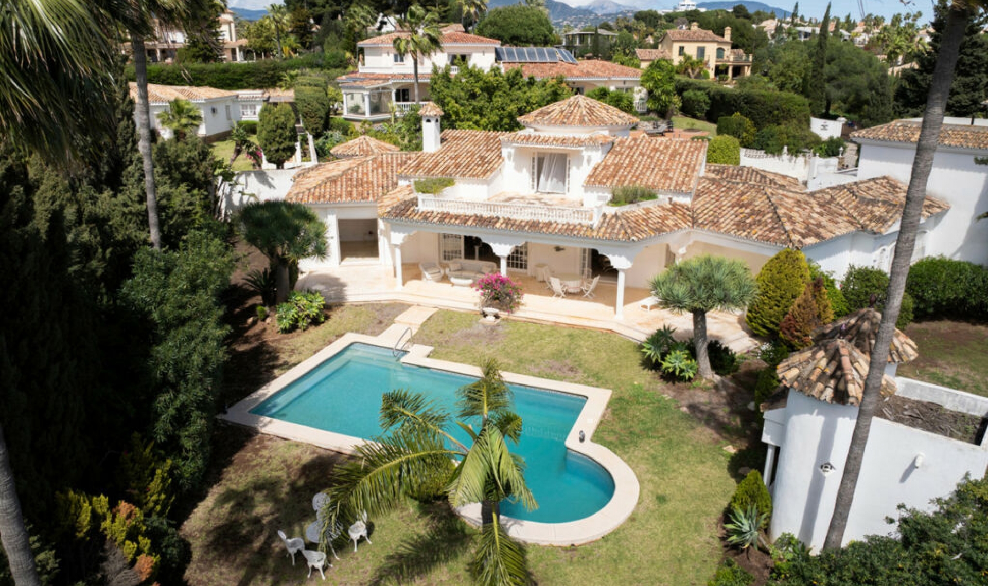 Resale - House -
El Paraiso