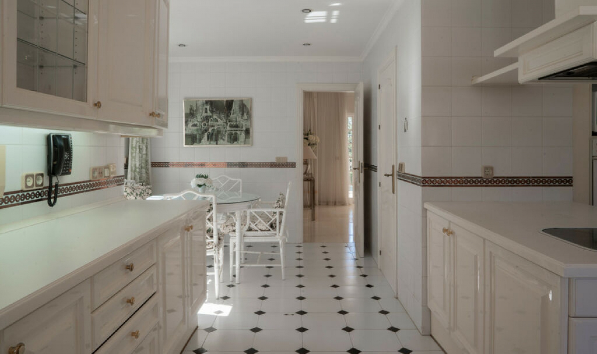 Resale - House -
El Paraiso