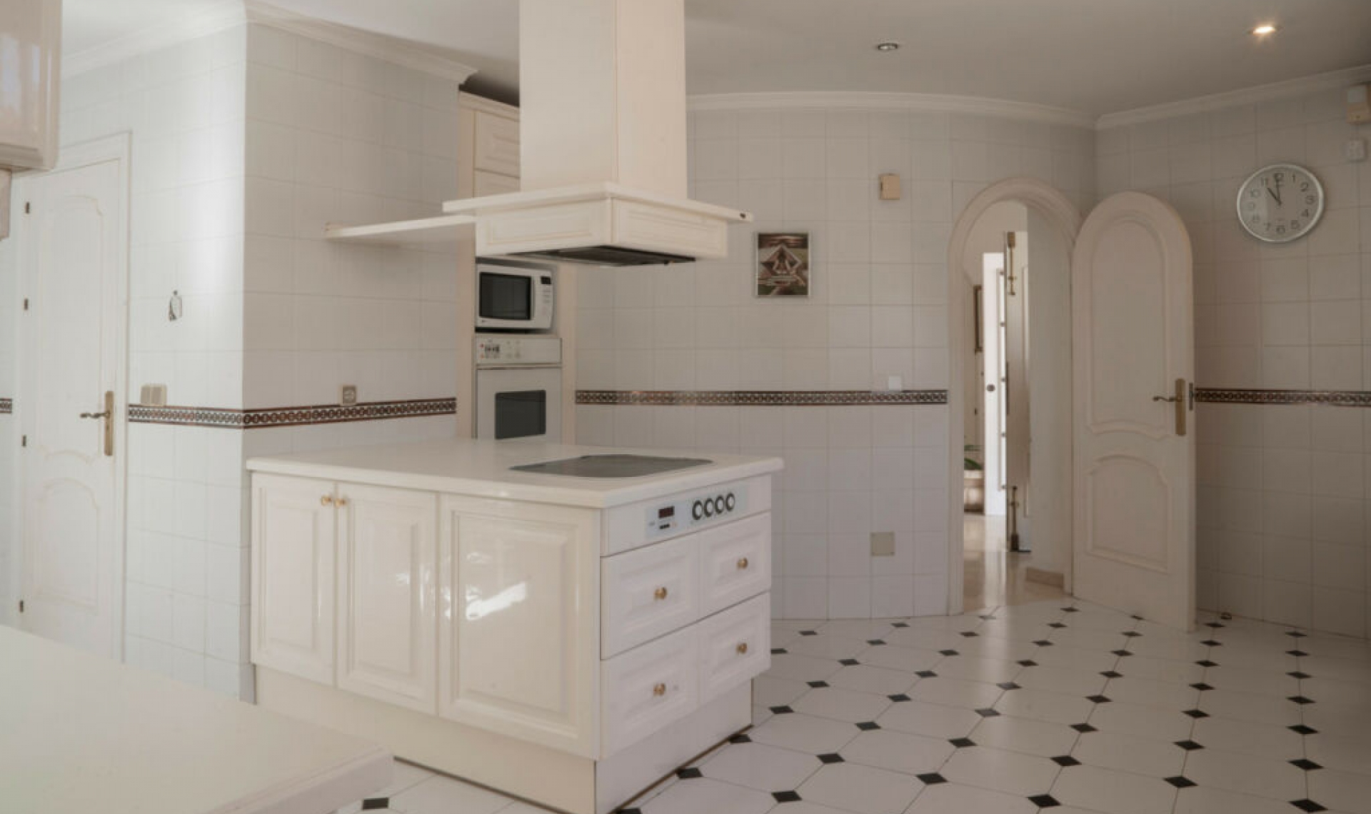 Resale - House -
El Paraiso
