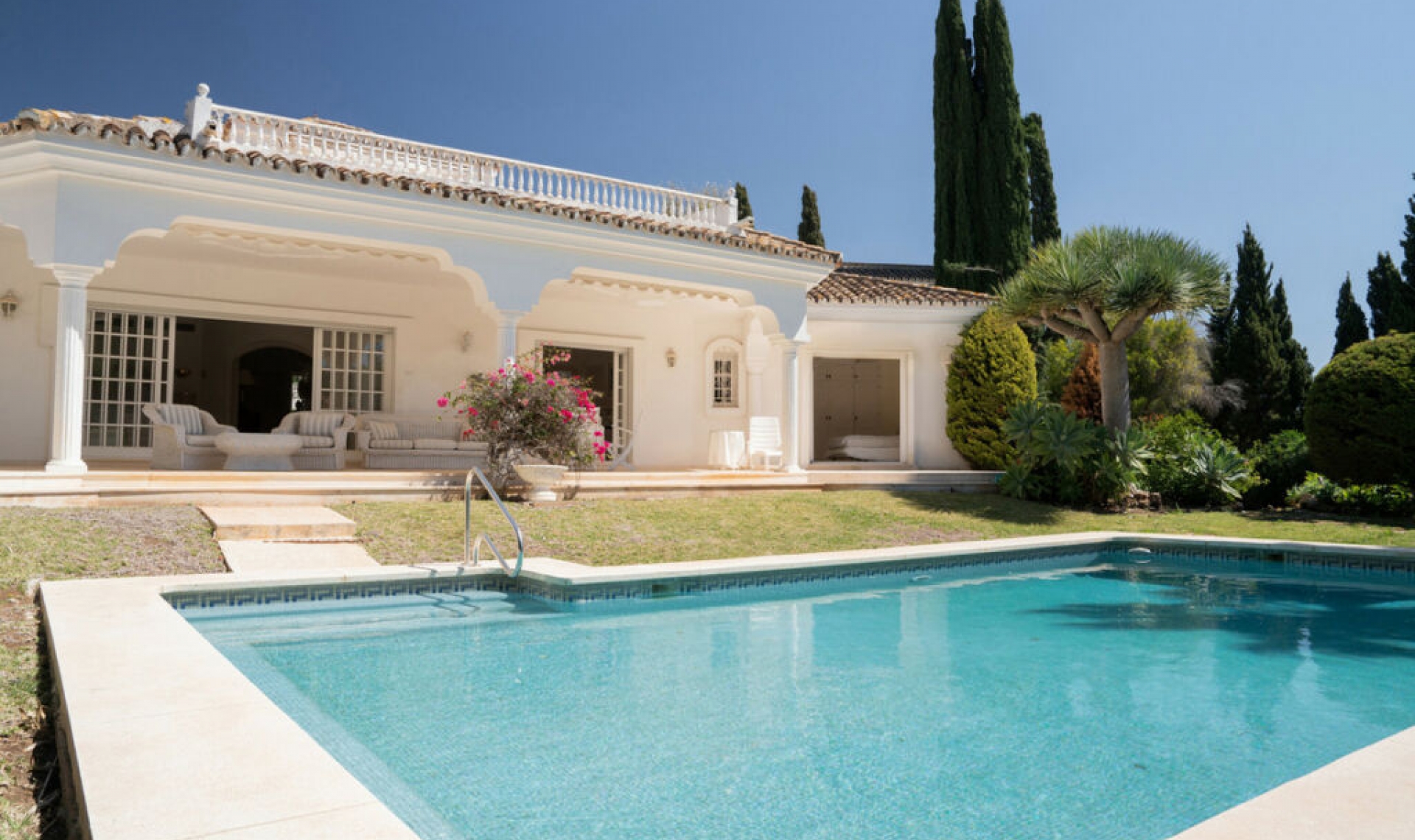 Resale - House -
El Paraiso
