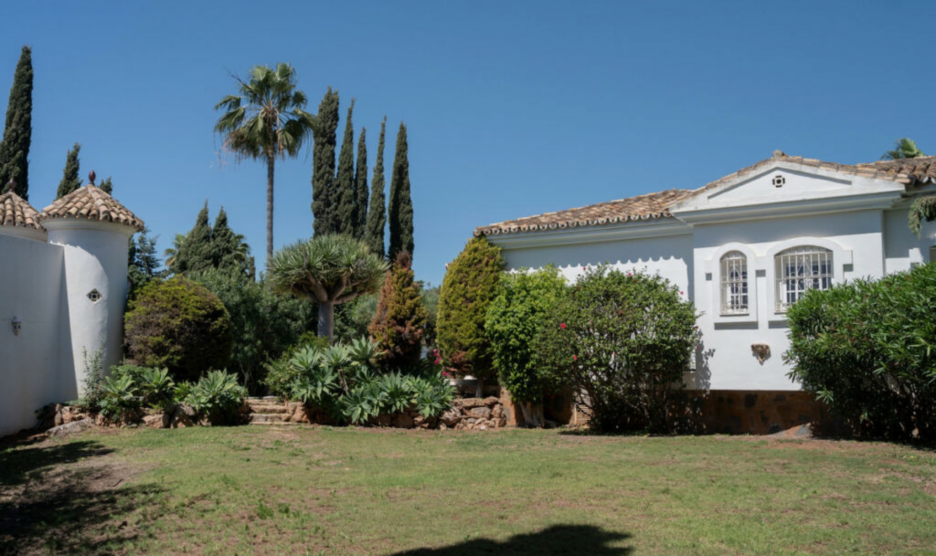 Resale - House -
El Paraiso