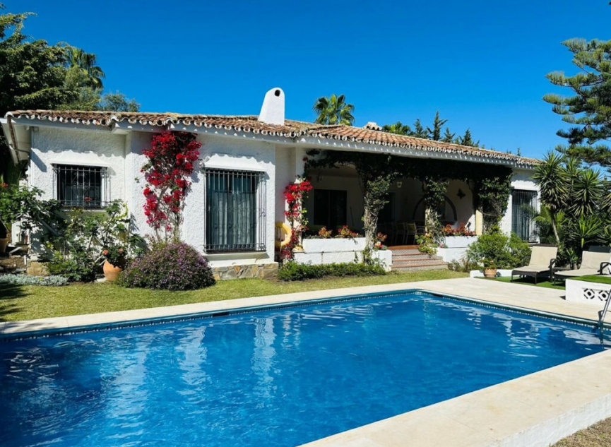 Resale - House -
El Paraiso