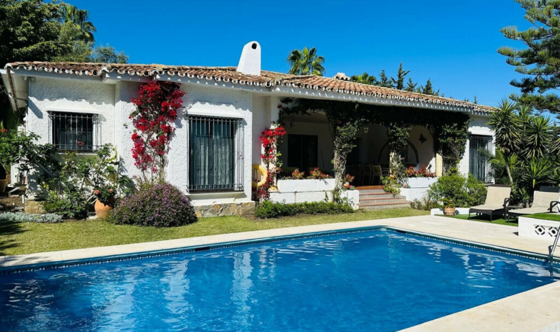 Resale - House -
El Paraiso