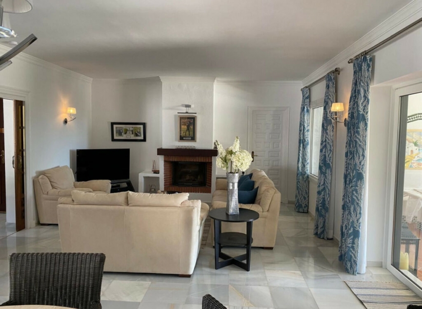 Resale - House -
El Paraiso