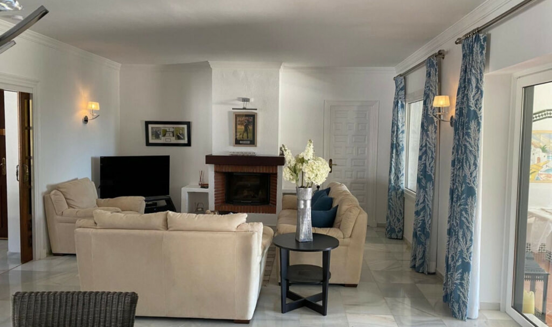 Resale - House -
El Paraiso
