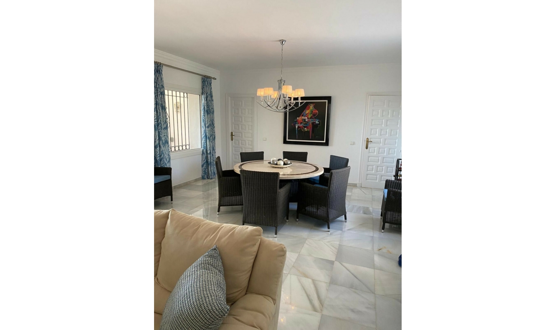 Resale - House -
El Paraiso
