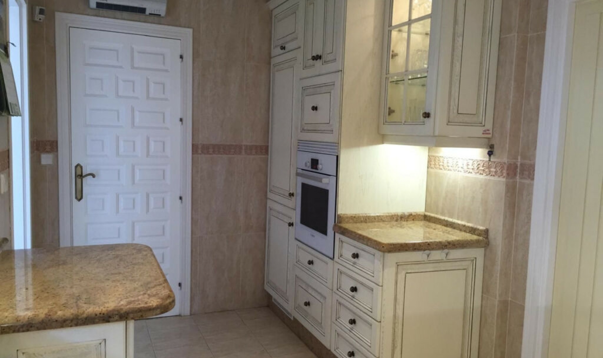 Resale - House -
El Paraiso