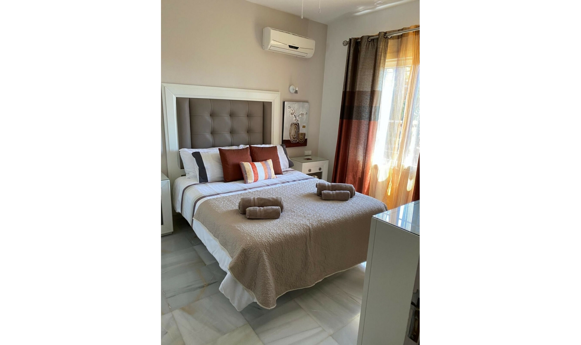 Resale - House -
El Paraiso