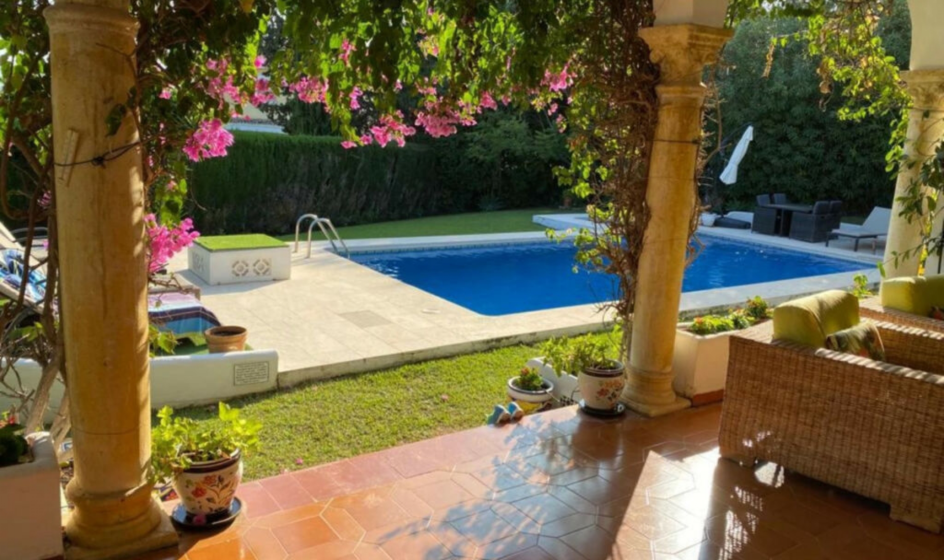 Resale - House -
El Paraiso