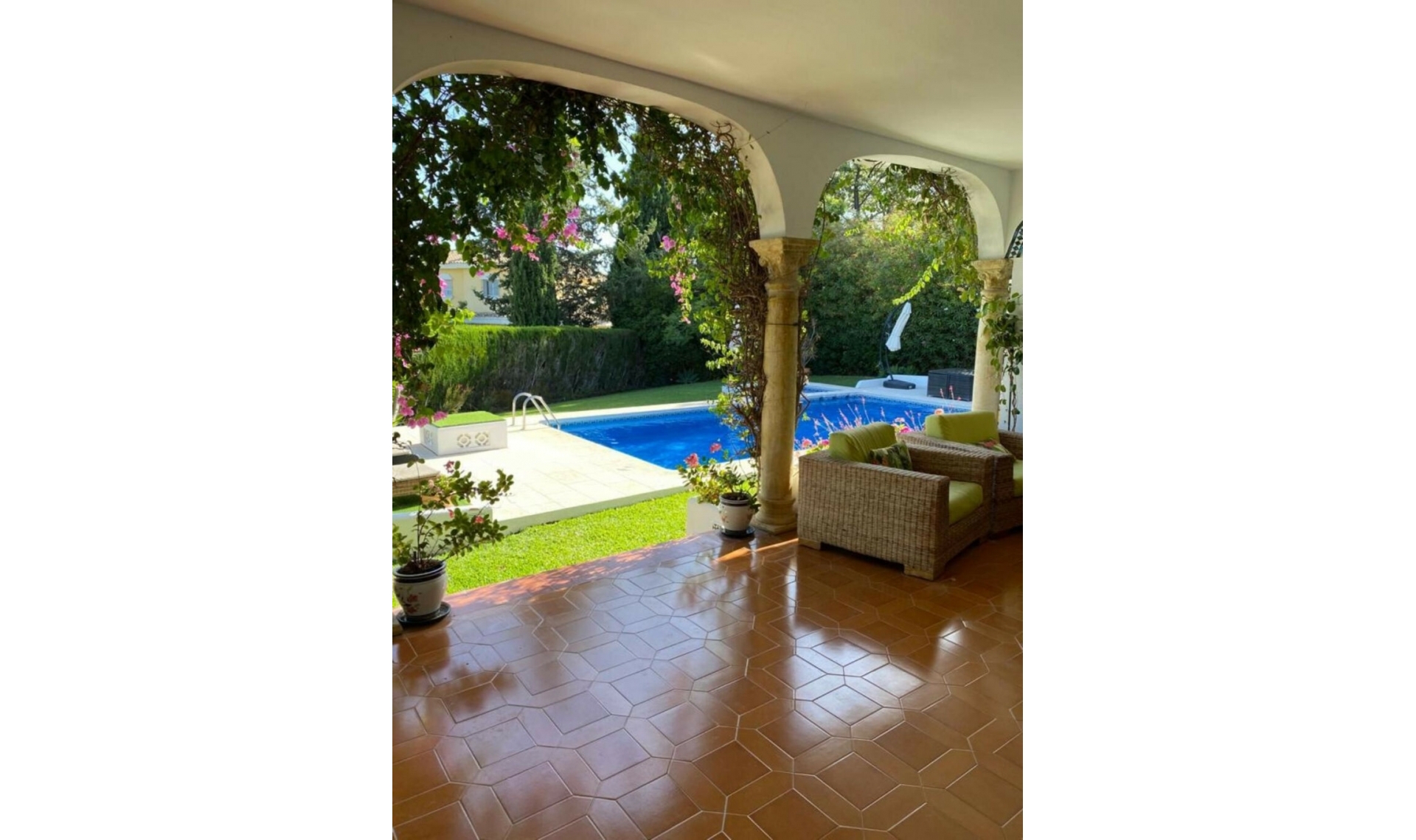 Resale - House -
El Paraiso